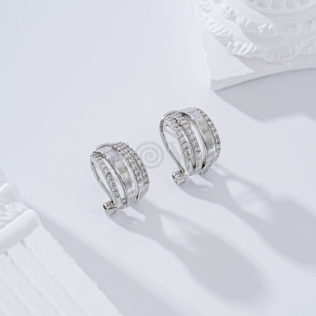 Pendientes con circonitas cierre omega gold-filled