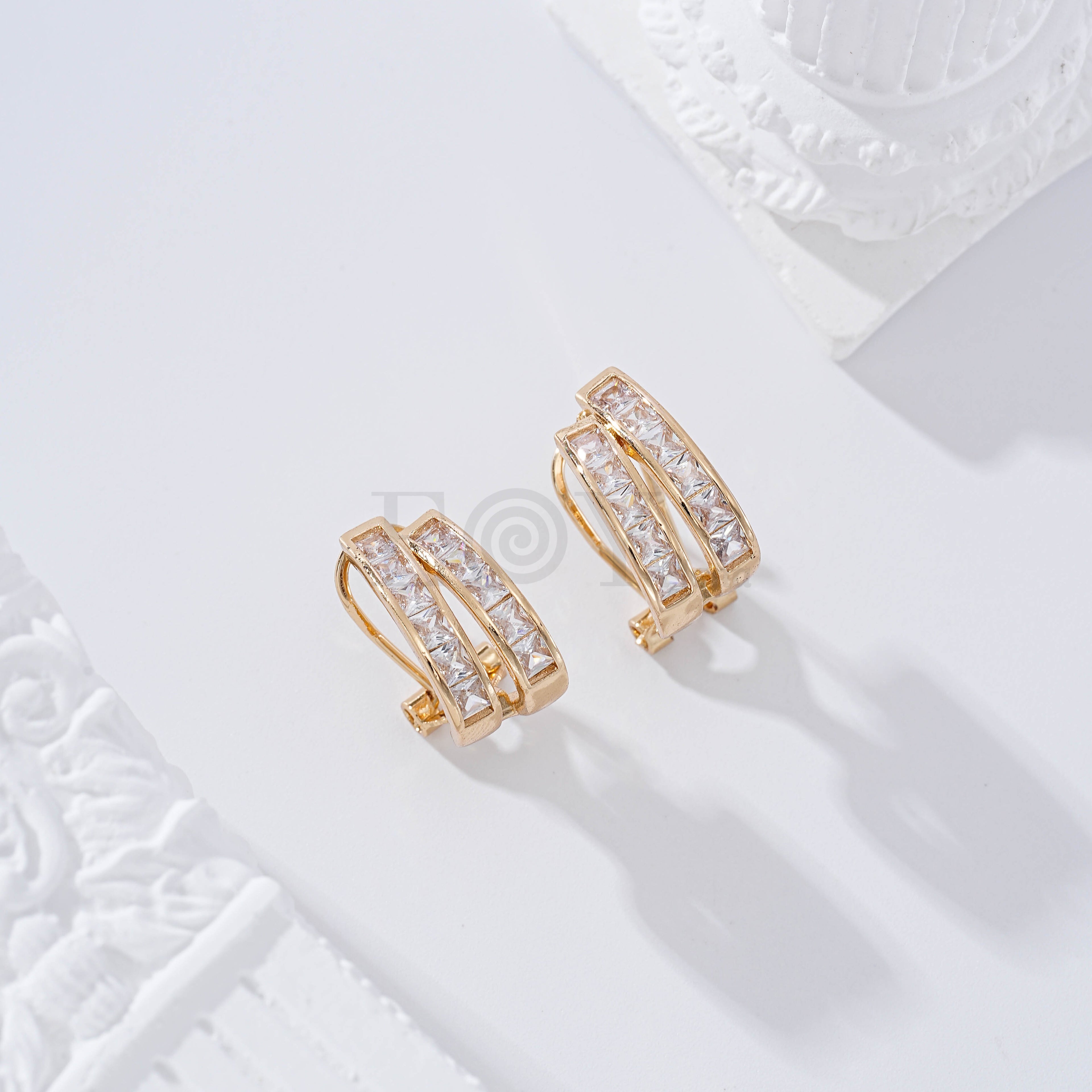 Pendientes doble barra circonitas cierre omega goldfield