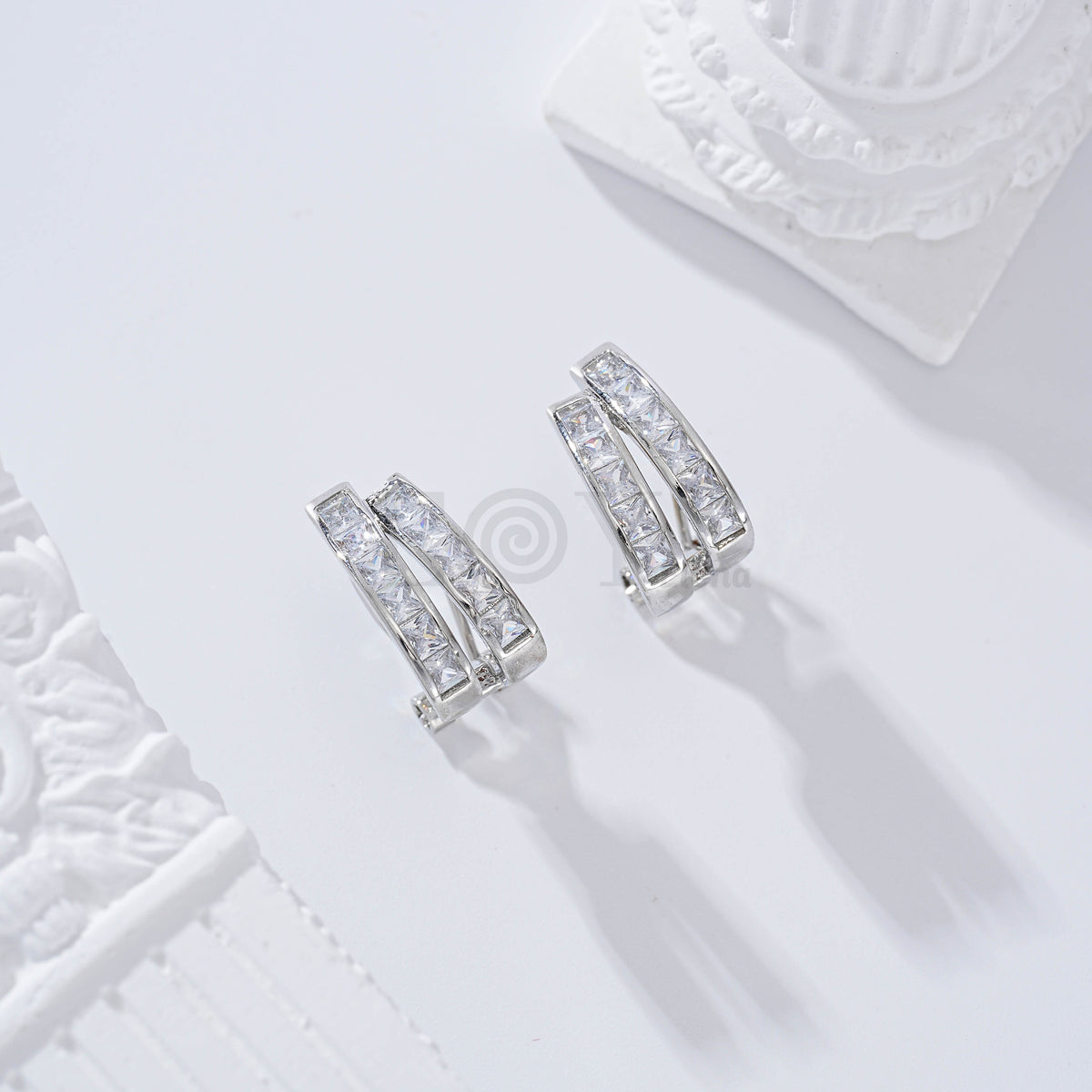 Pendientes doble barra circonitas cierre omega gold-filled