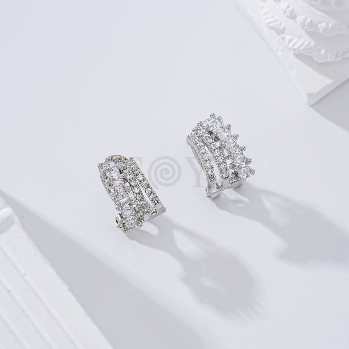 Pendientes con circonitas cierre omega gold-filled