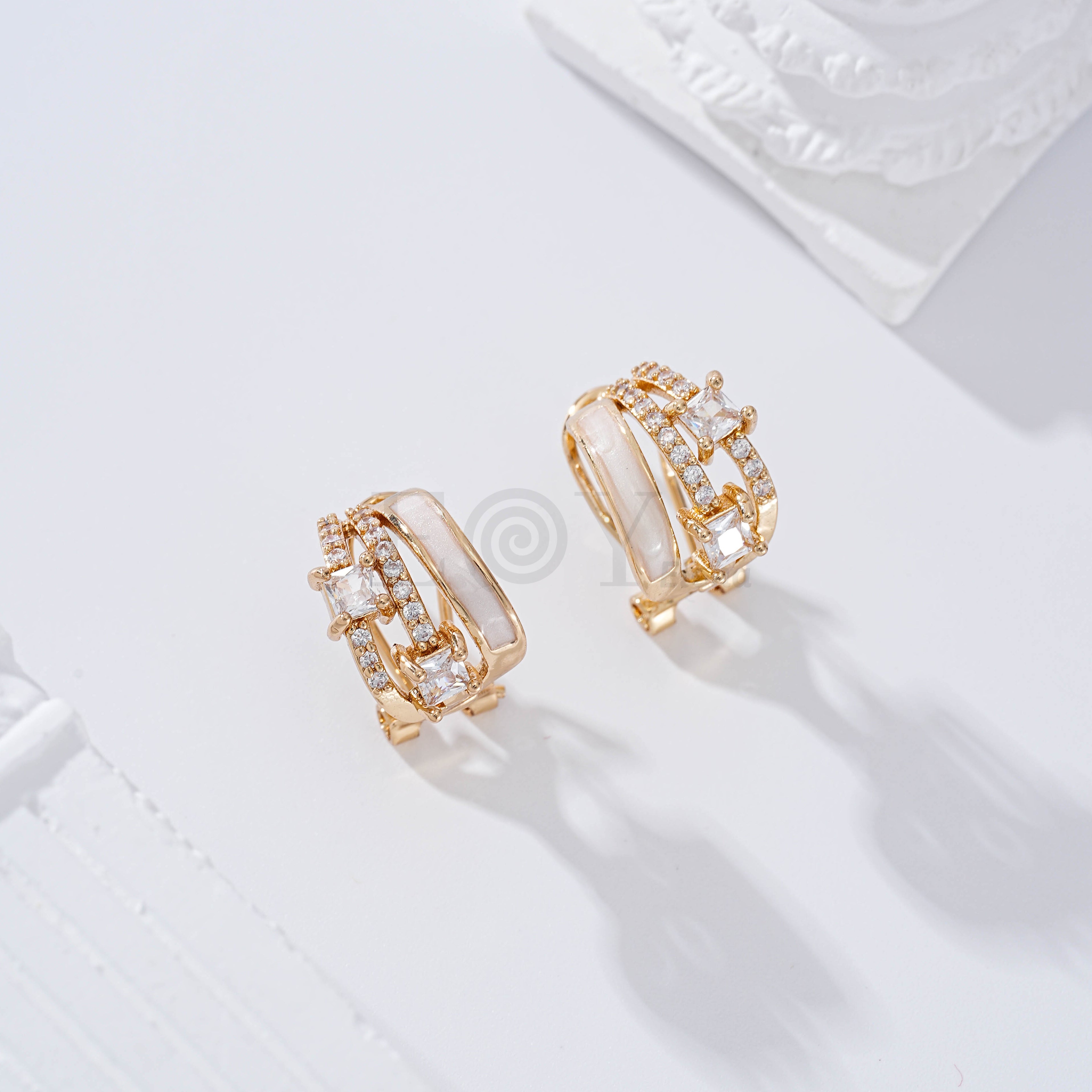 Pendientes con circonitas cierre omega goldfield
