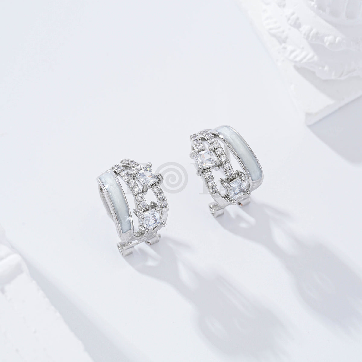 Pendientes con circonitas cierre omega gold-filled