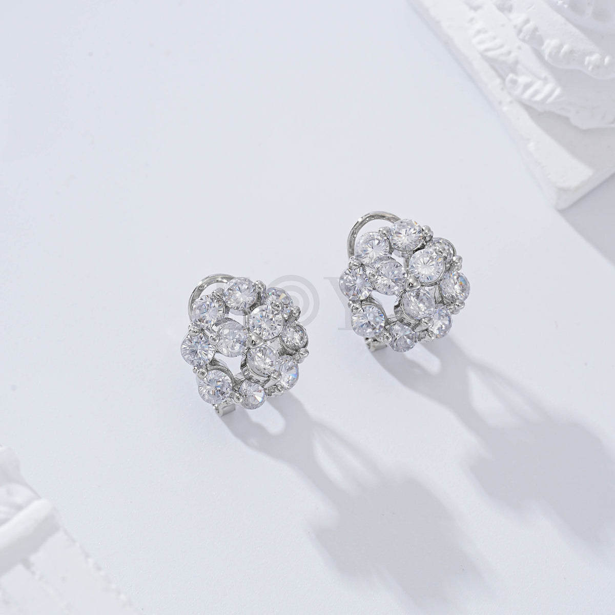 Pendientes bola circonitas cierre omega gold-filled