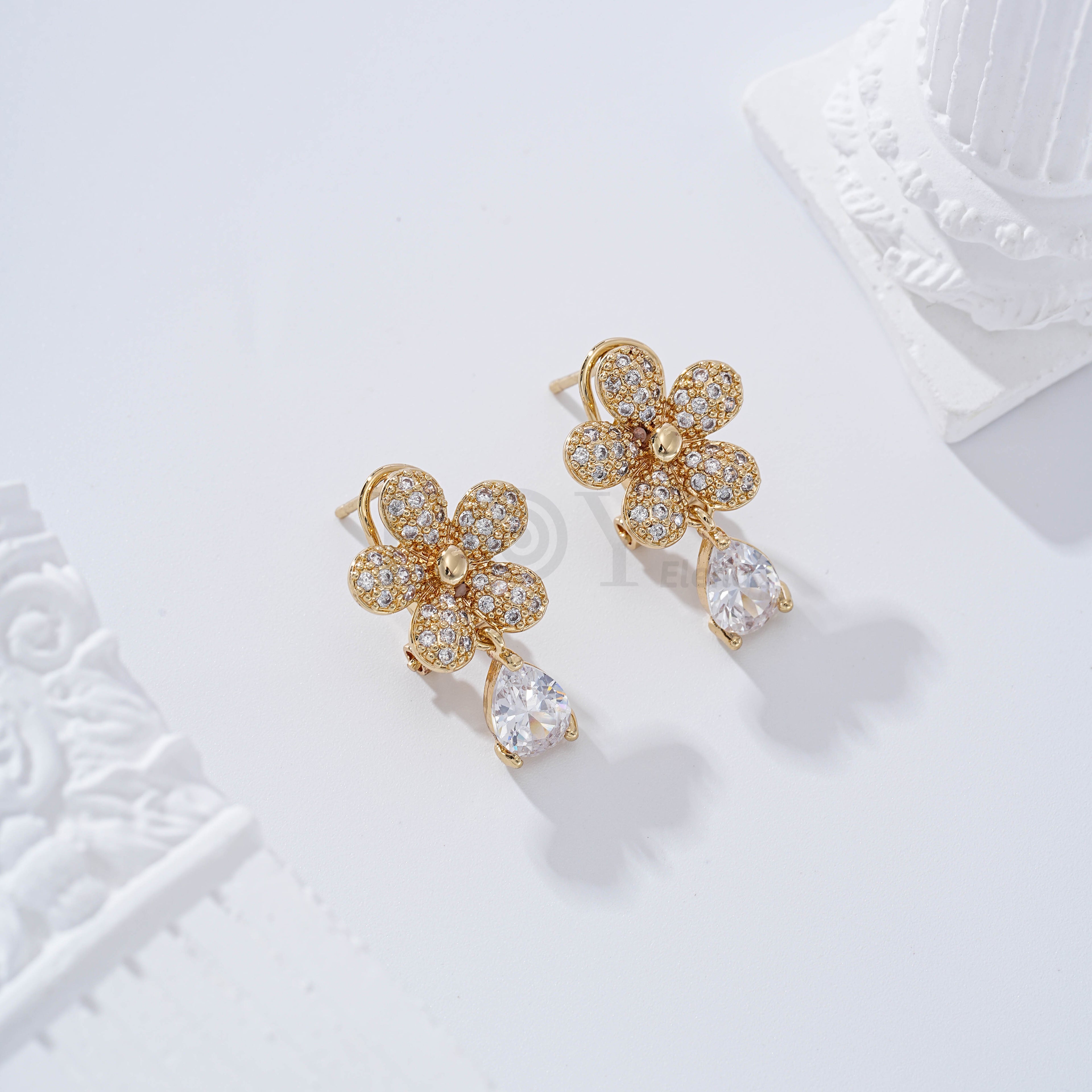 Pendientes flor y piedra cierre omega goldfield
