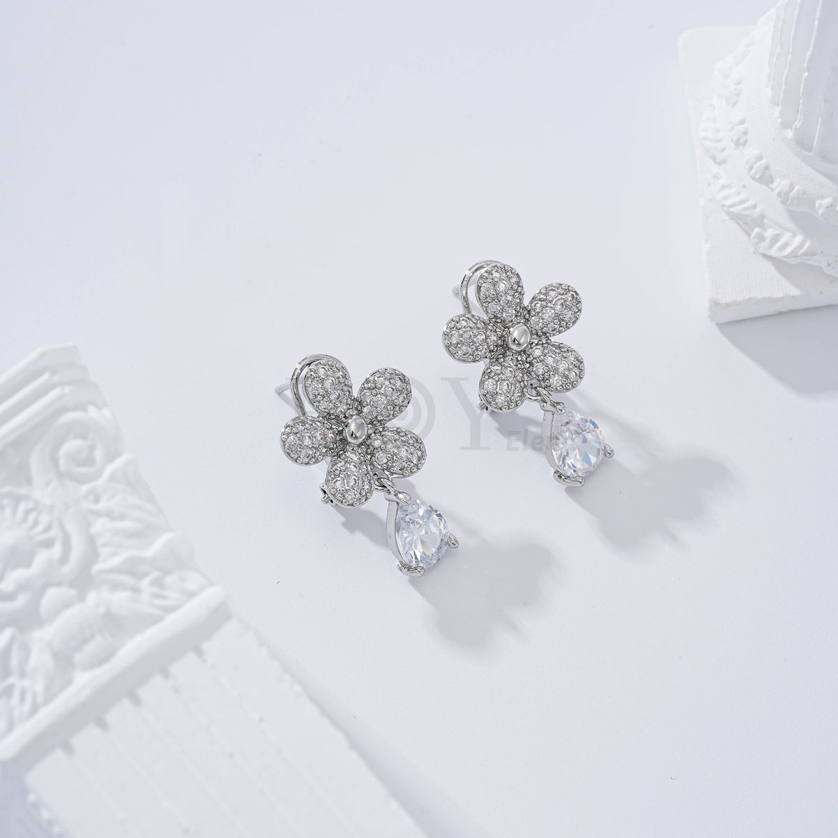 Pendientes flor y piedra cierre omega gold-filled