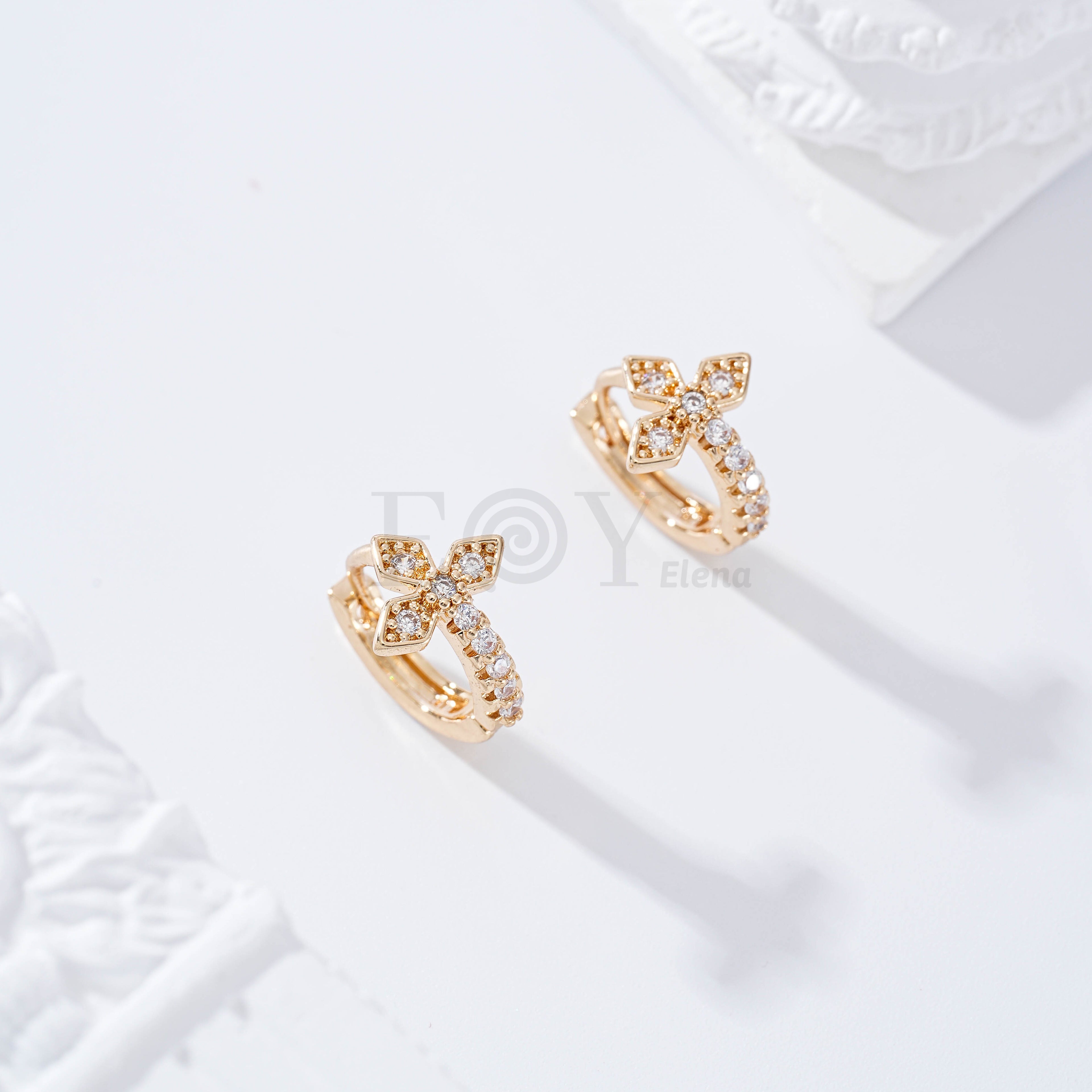 Aro con cruz y piedra gold-filled