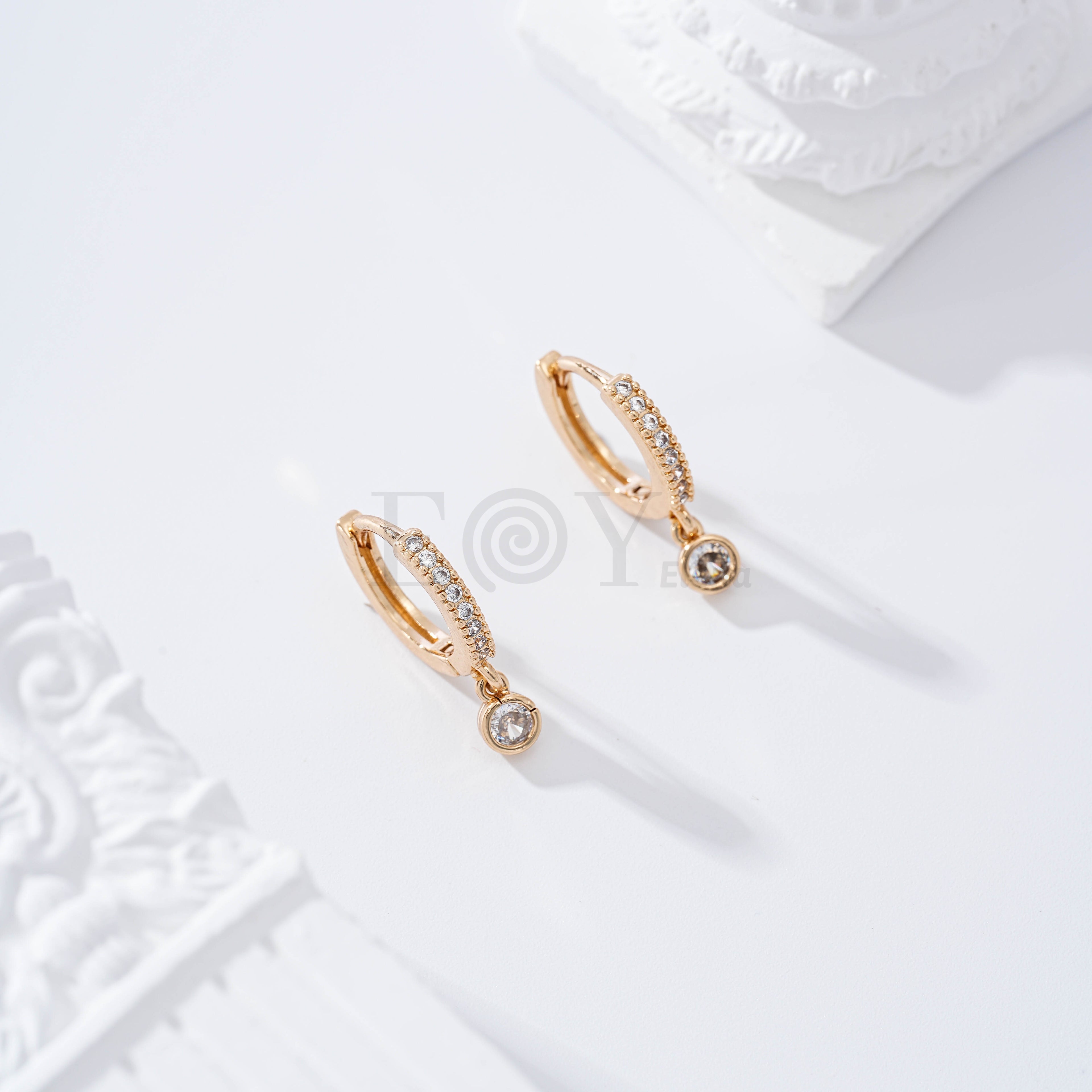 Pendientes de aro con circonita redonda pequeña gold-filled