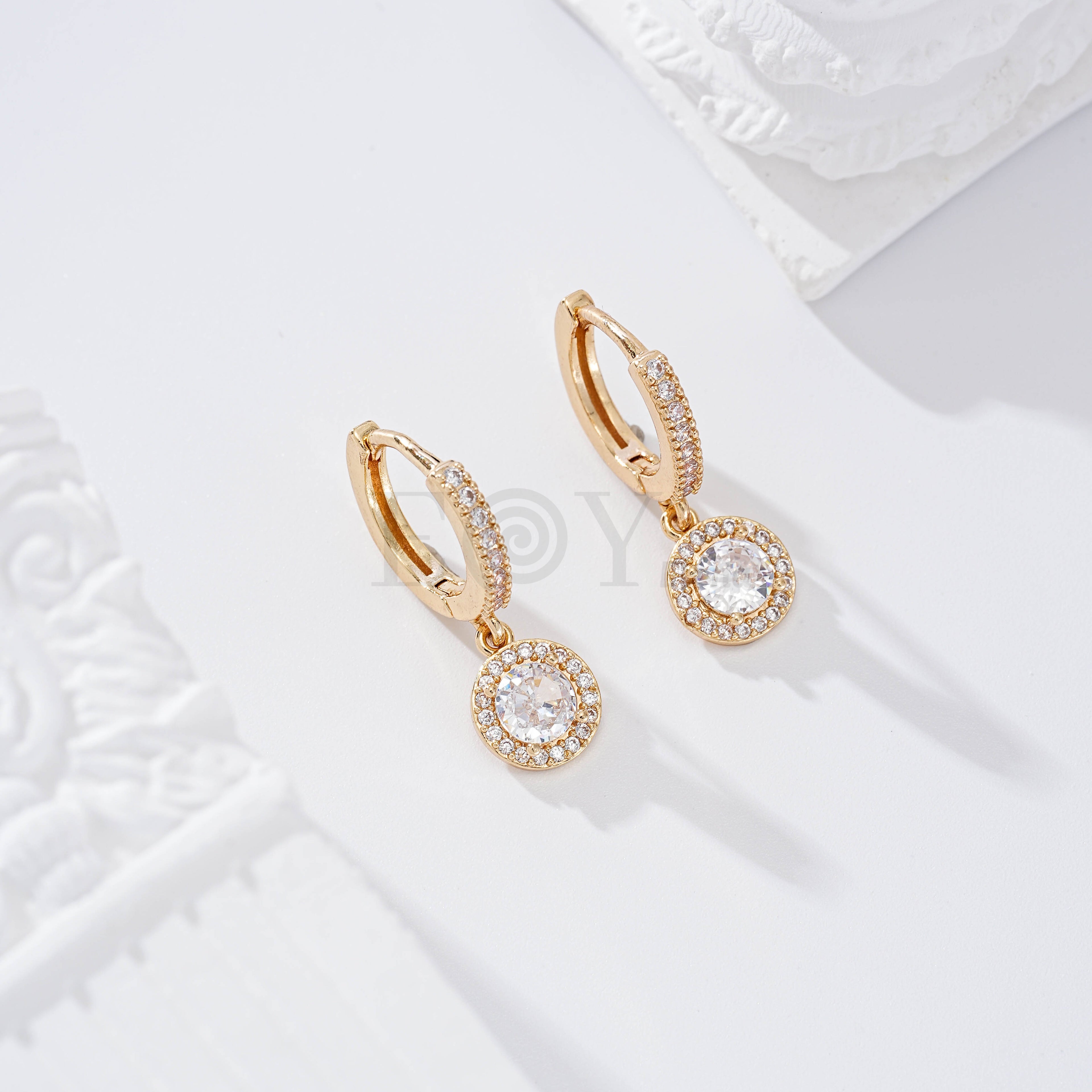 Pendientes de aro con circonita redonda gold-filled