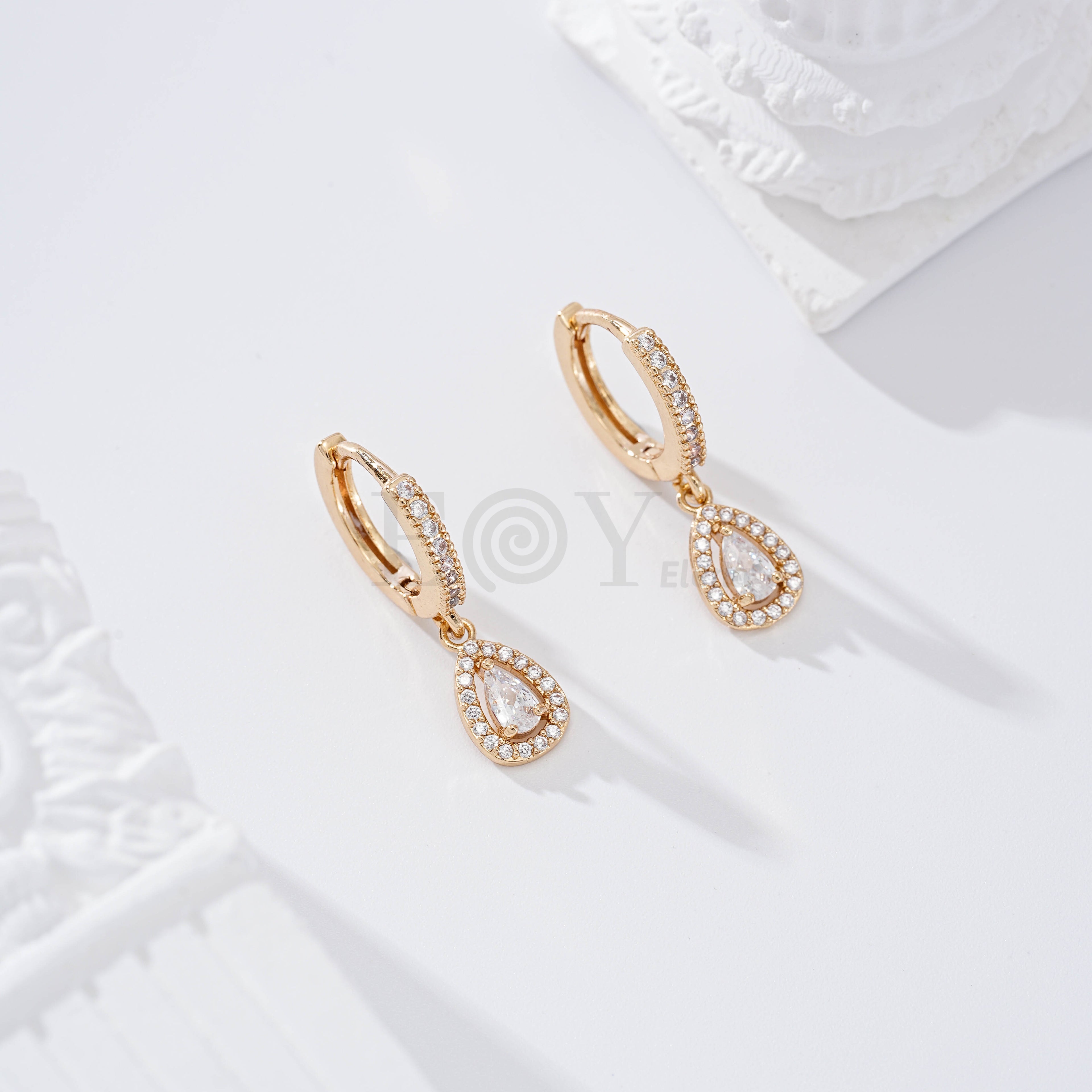 Pendientes de aro con circonita lágrima gold-filled