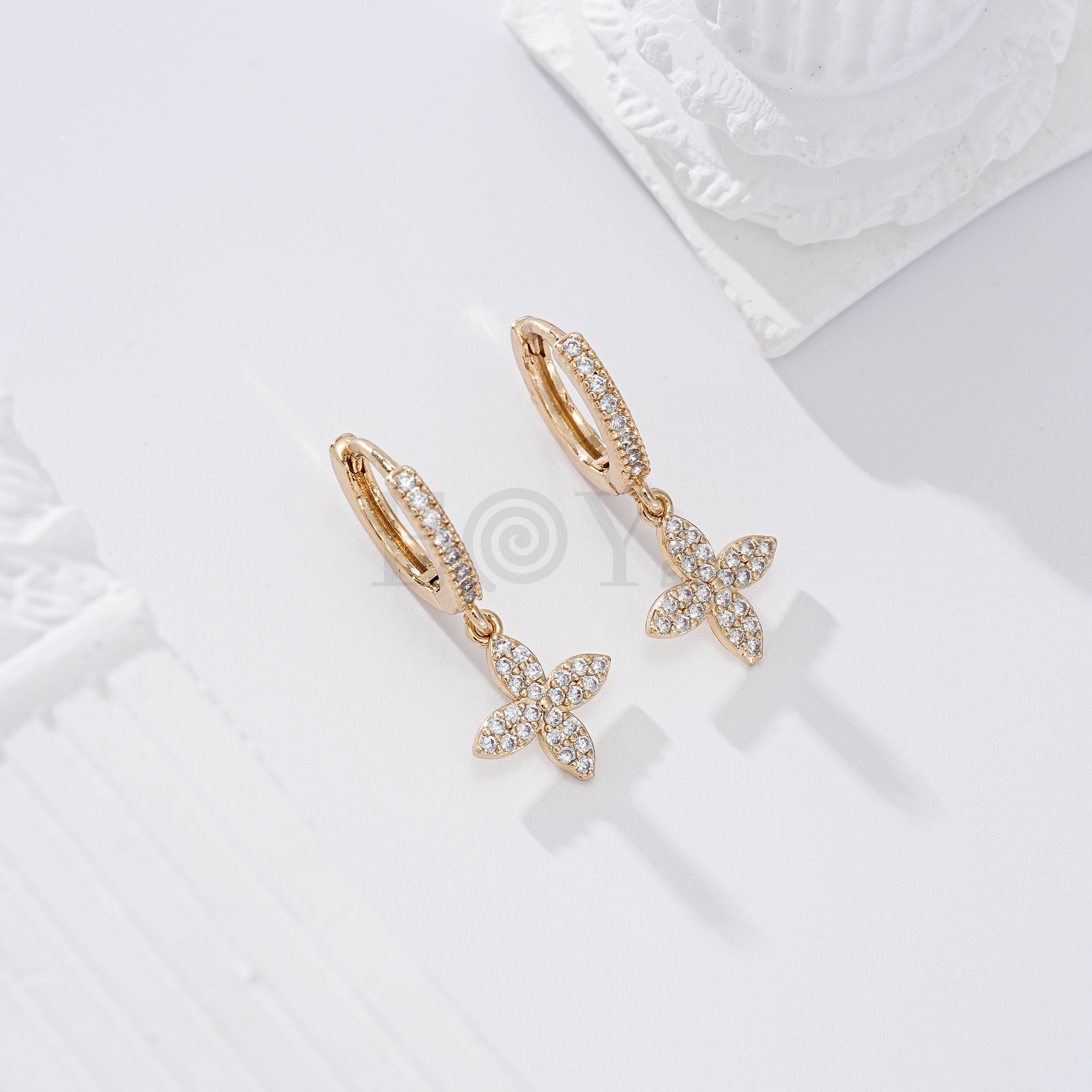 Pendientes de aro con flor gold-filled