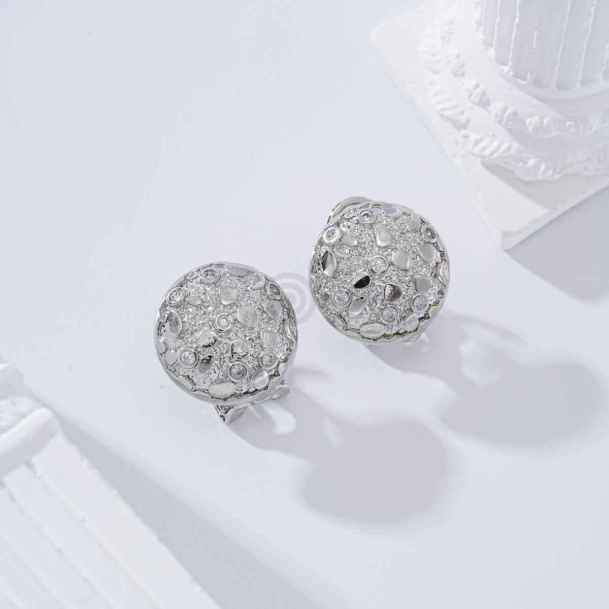 Pendientes bola cierre omega gold-filled
