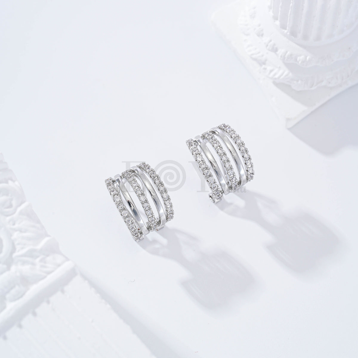 Pendientes con circonitas cierre omega gold-filled