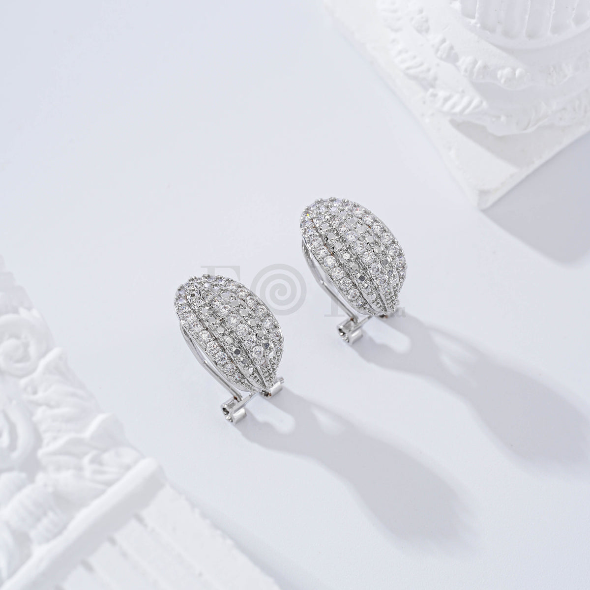 Pendientes con circonitas cierre omega gold-filled