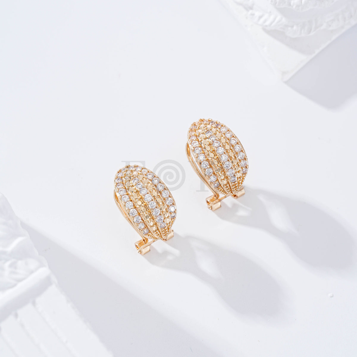 Pendientes con circonitas cierre omega gold-filled