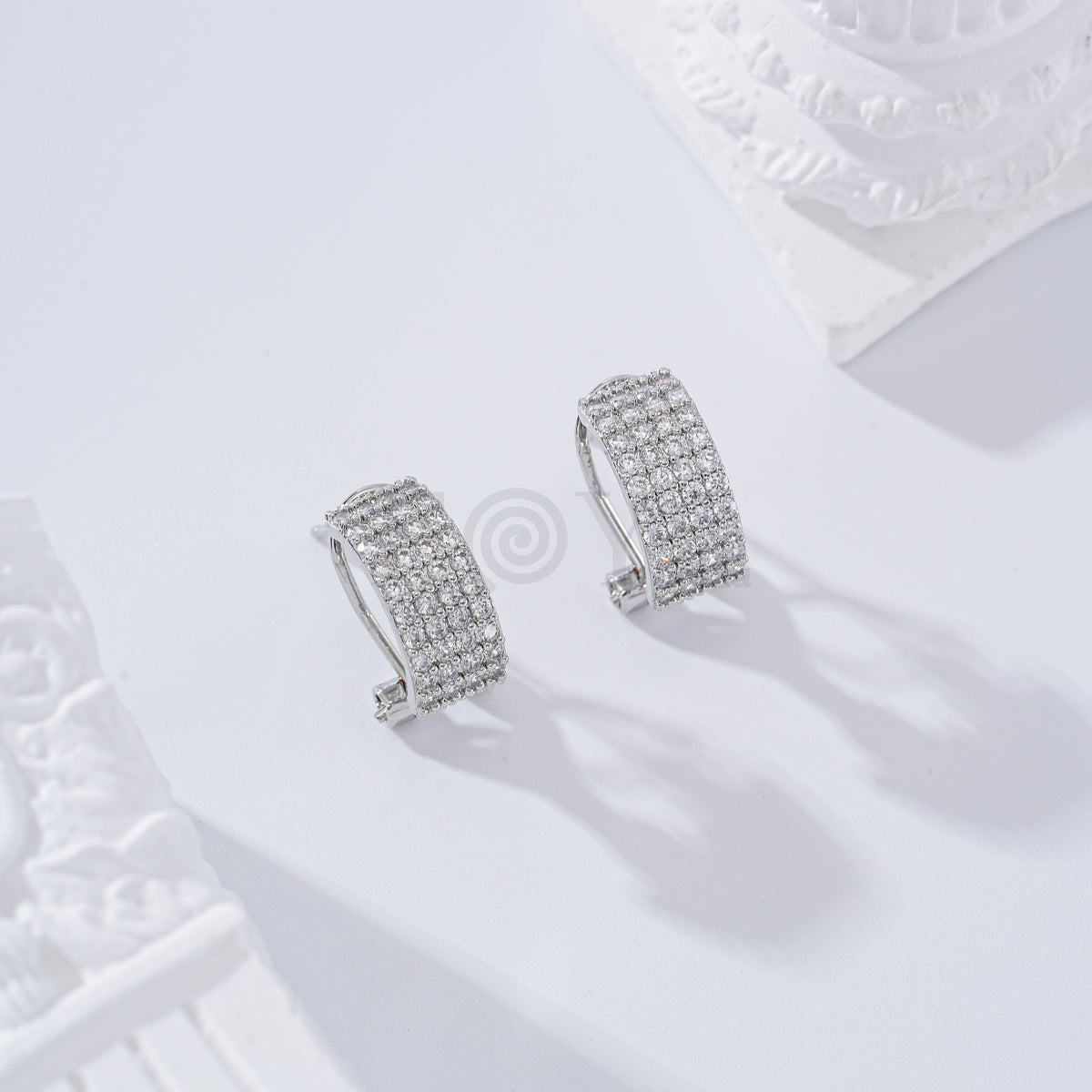Pendientes con circonitas cierre omega gold-filled