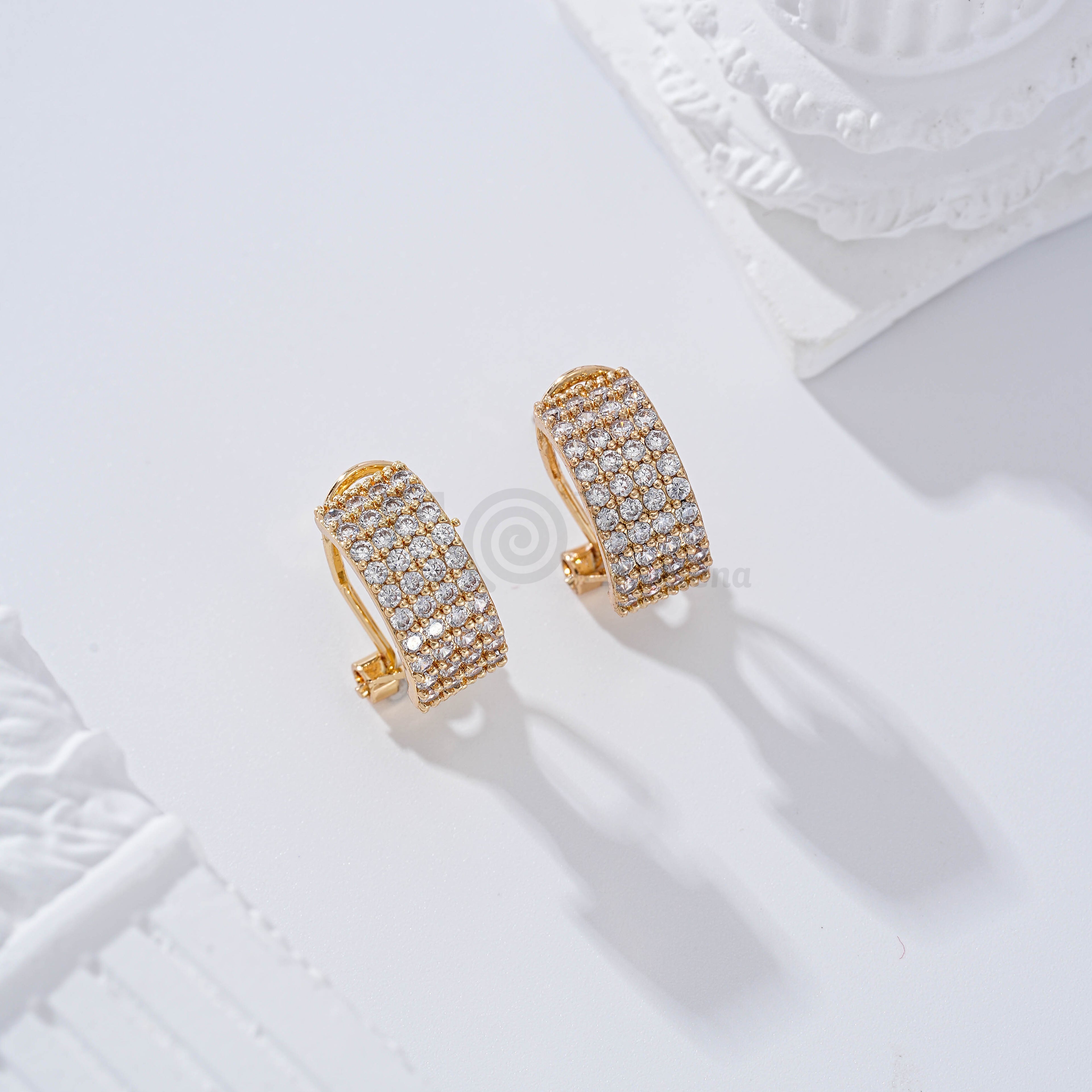 Pendientes con circonitas cierre omega gold-filled