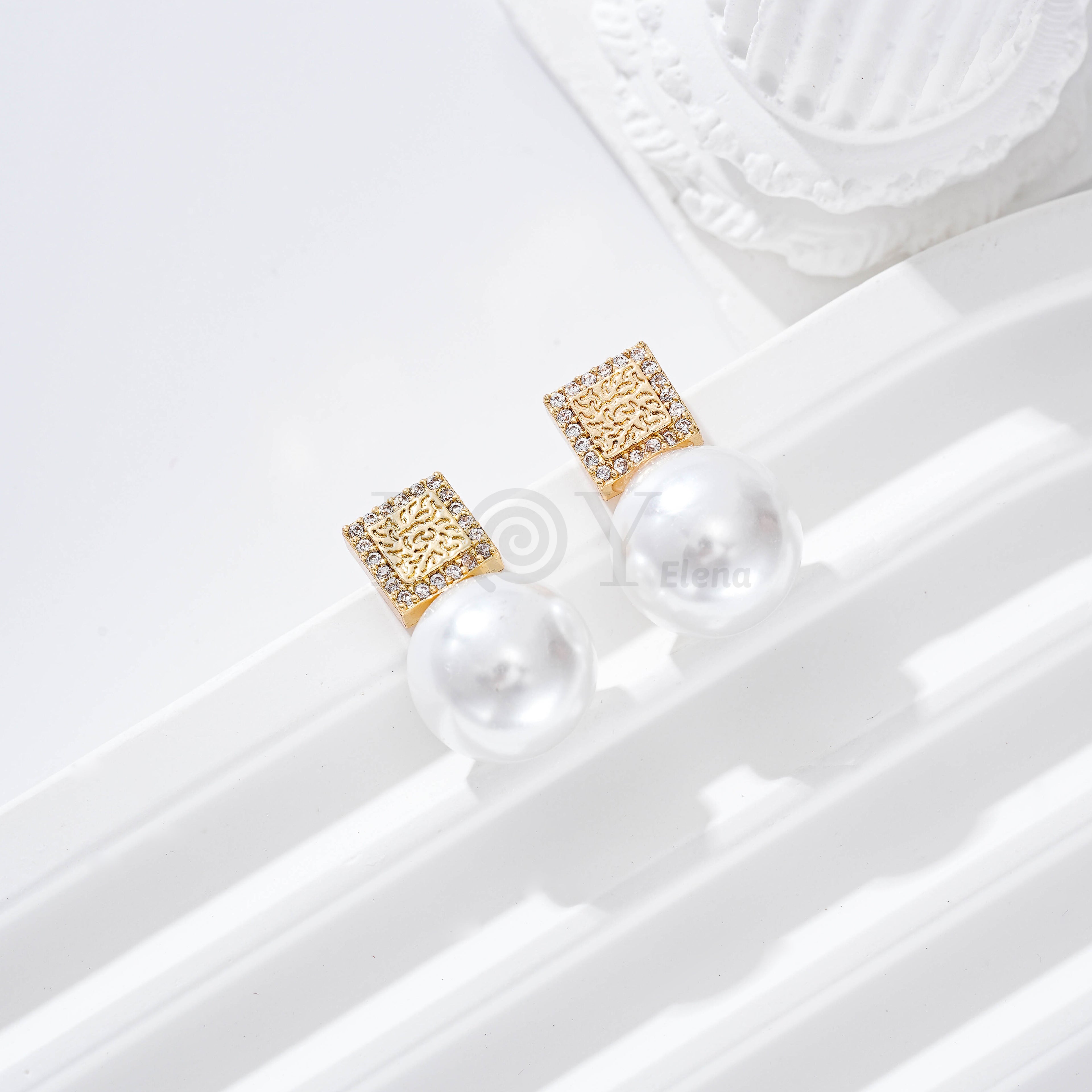 Pendiente con chapa cuadrada y perla gold-filled
