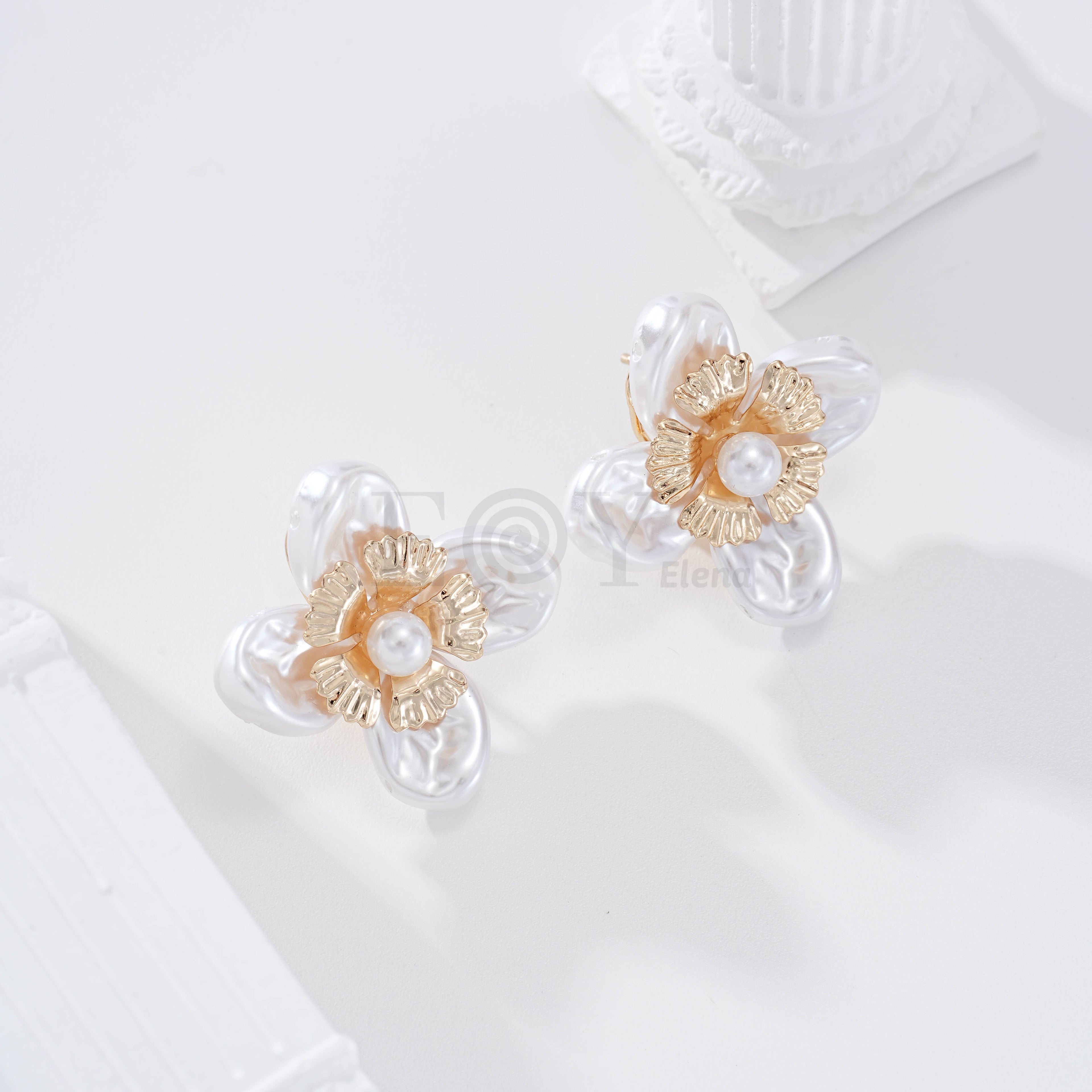 Pendiente flor perla cierre omega gold-filled