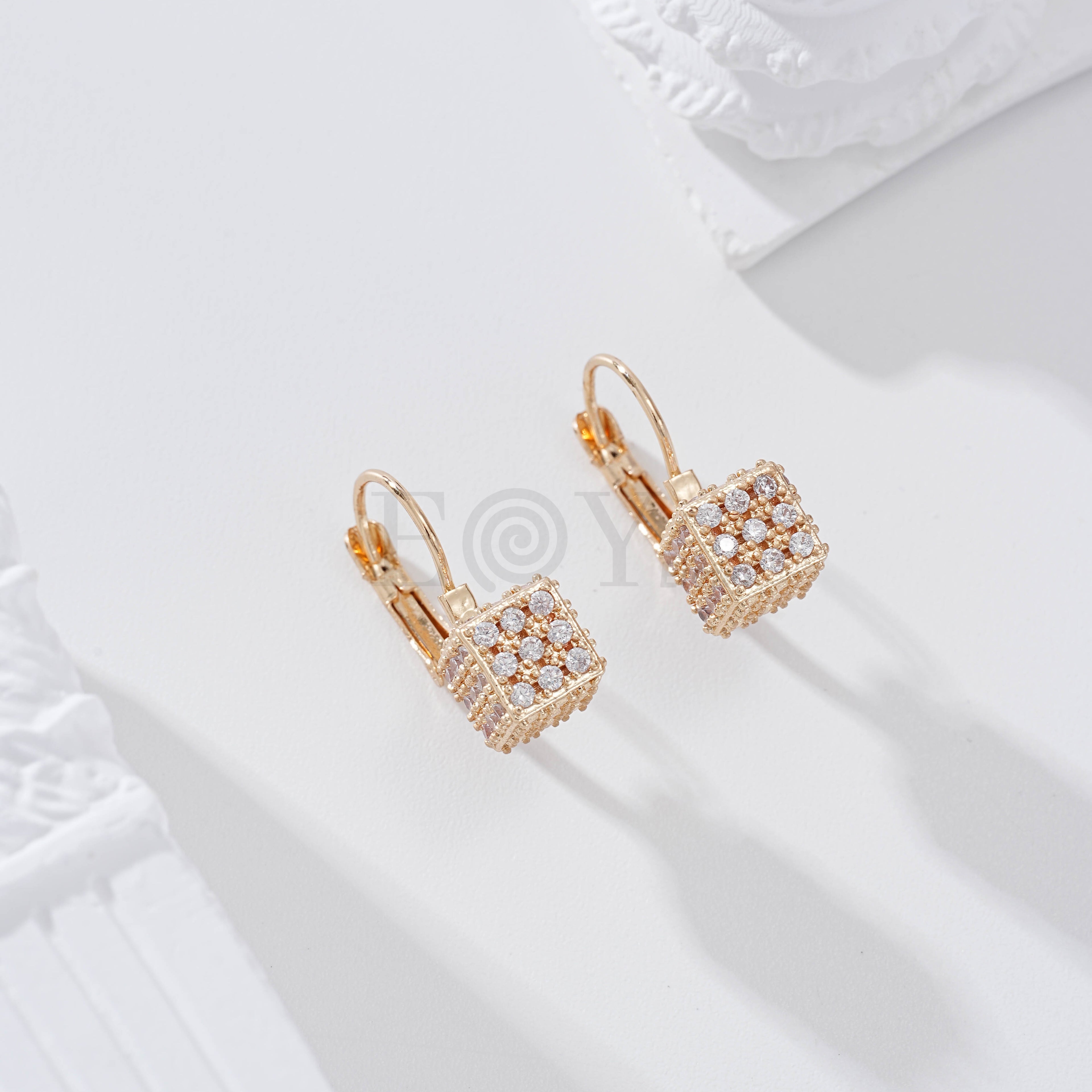 Aro con cubo gold-filled