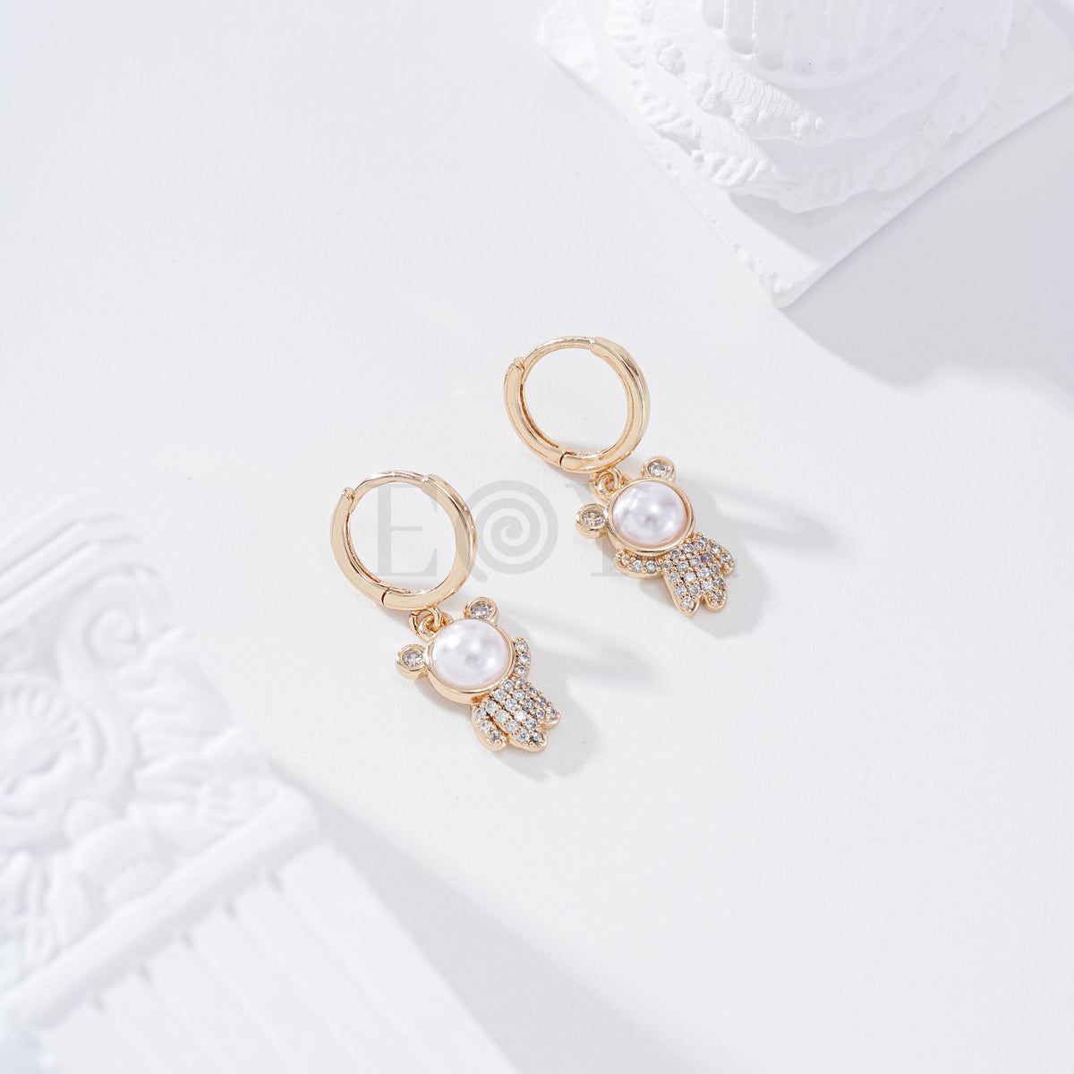 Pendientes de aro con muñeco perla
