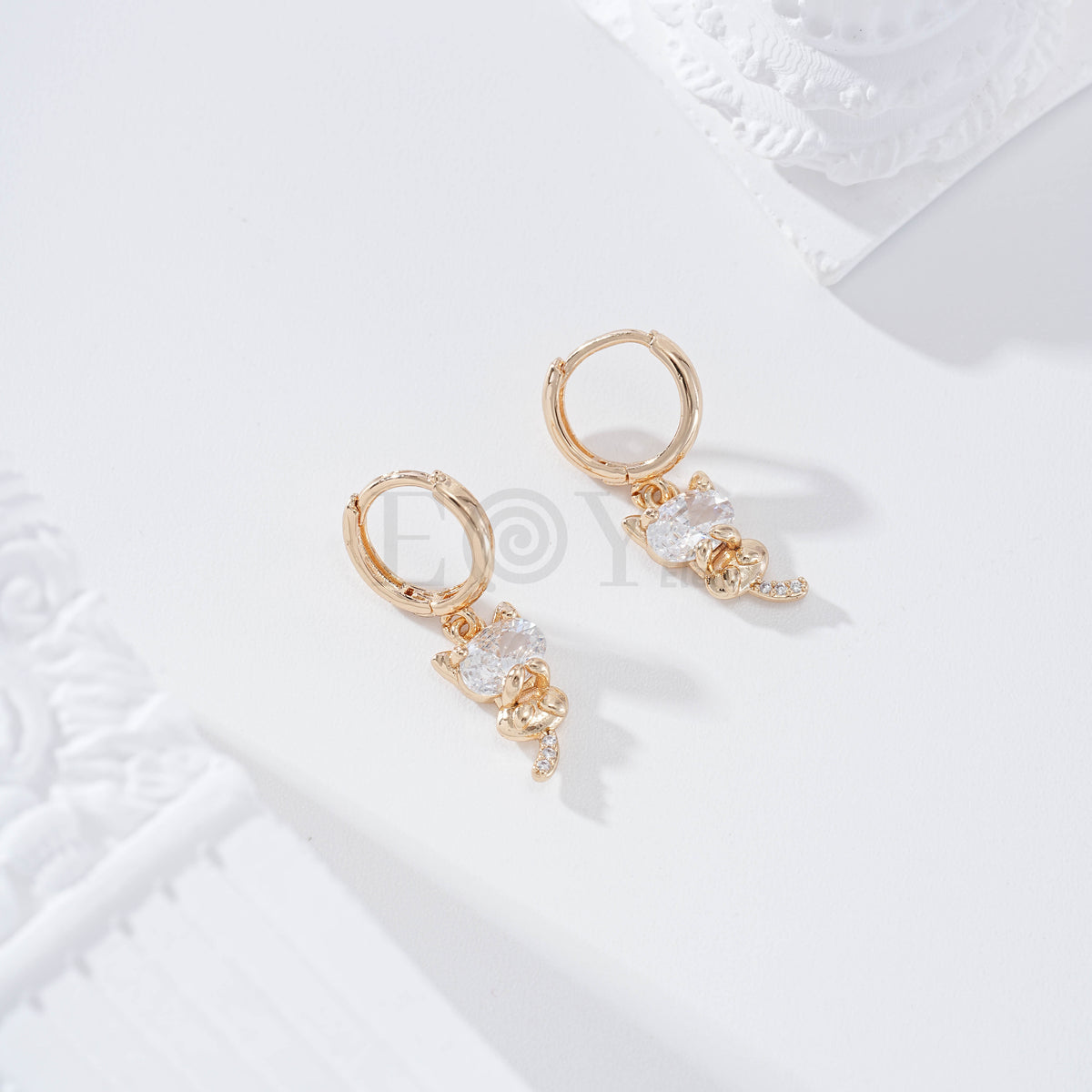 Pendientes de aro con gato circonita gold-filled