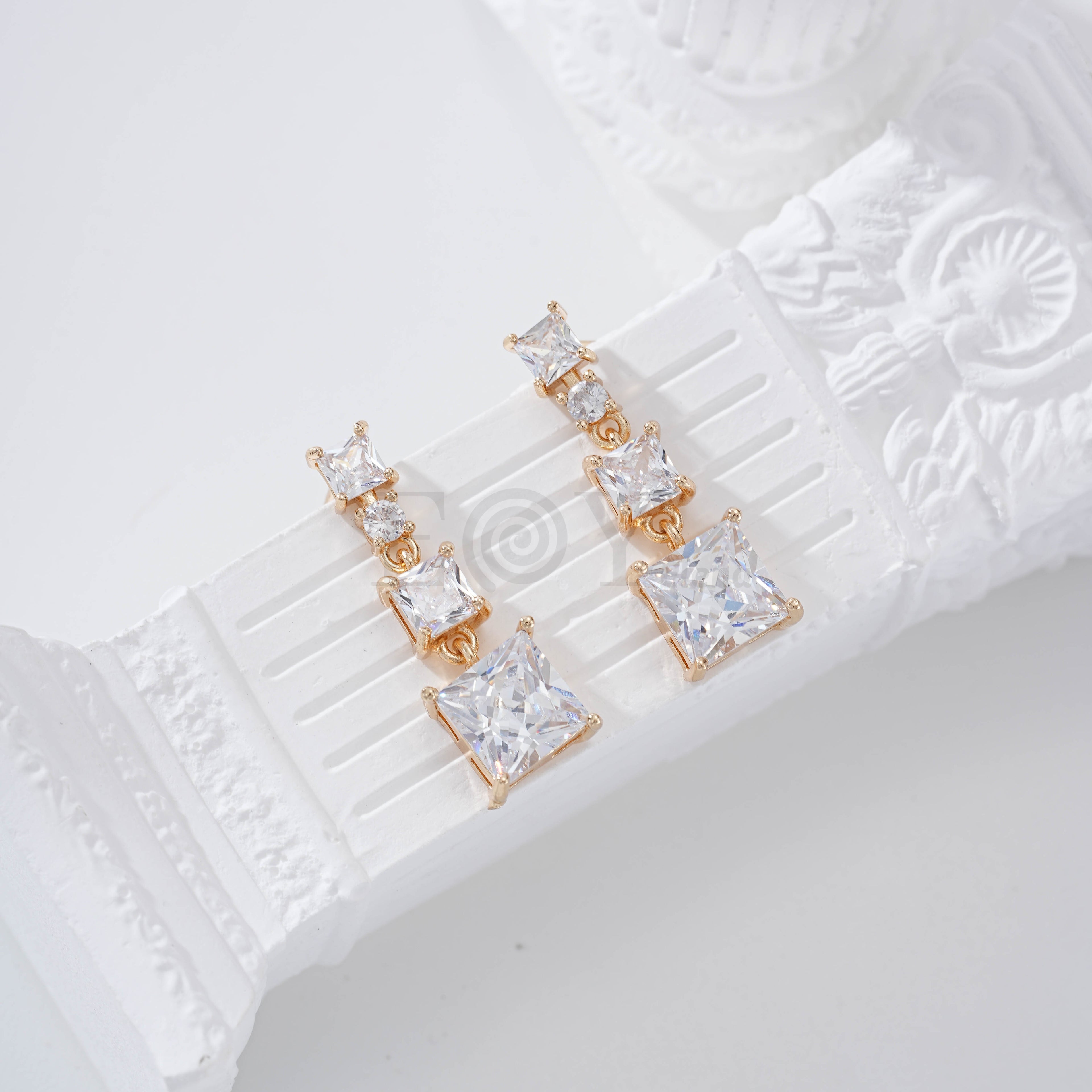 Peendientes con circonitas cuadradas gold-filled
