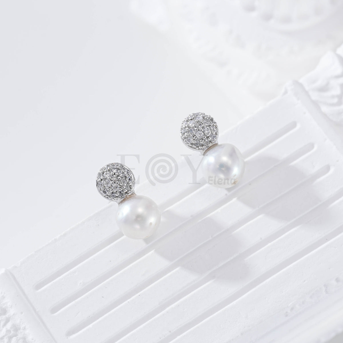 Pendiente círculo circonitas y perla gold-filled