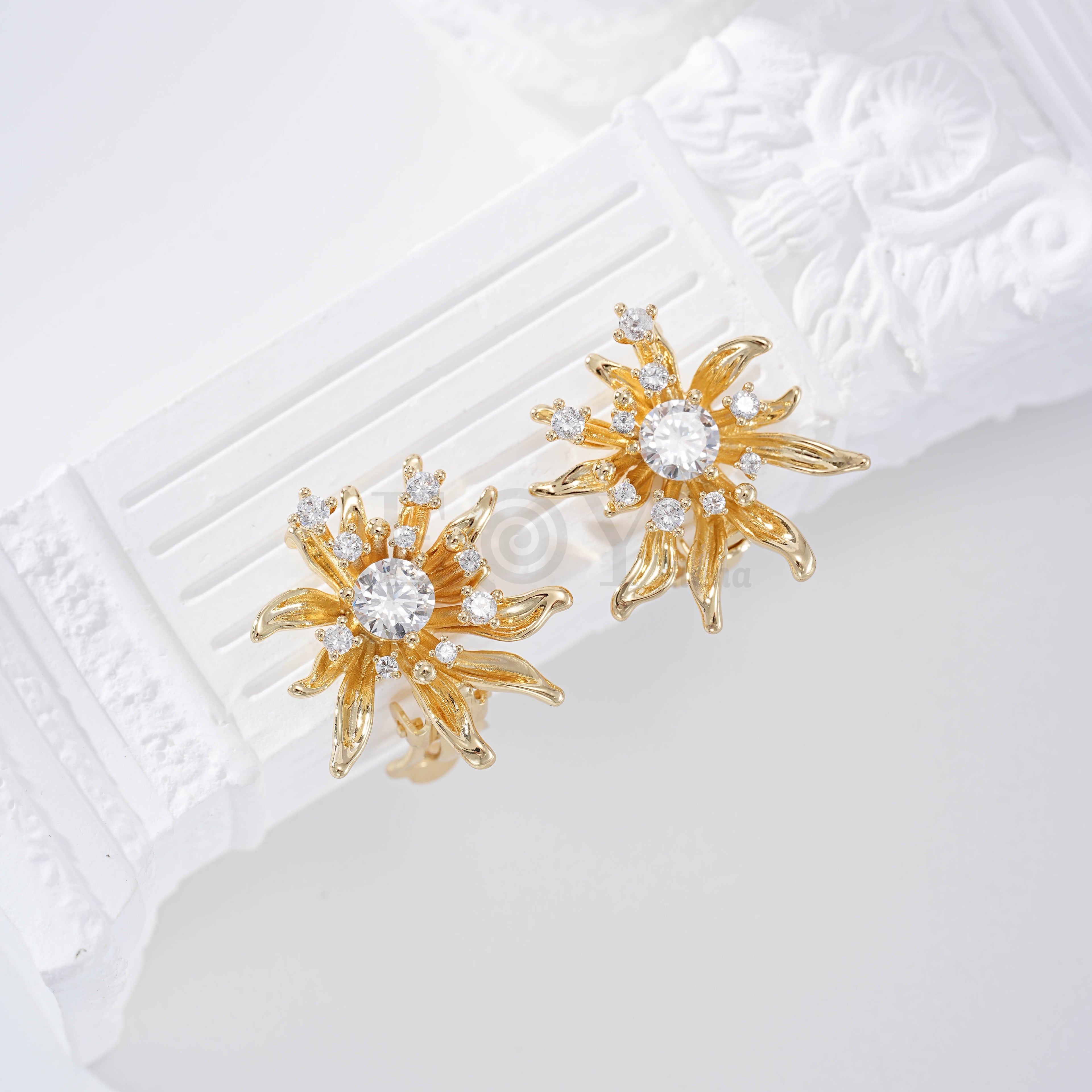 Pendiente flor circonita pinza goldfield