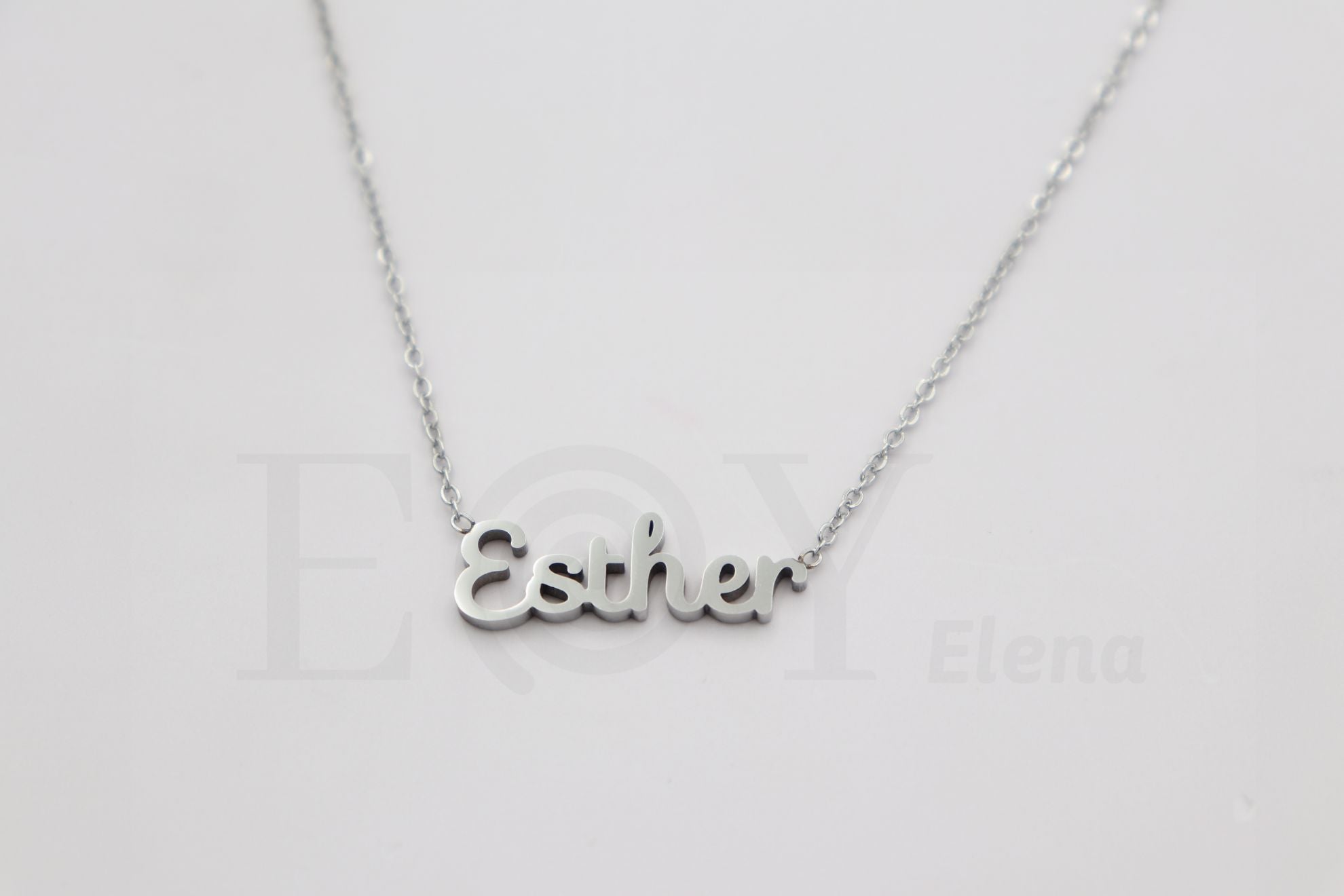 刻有“Esther”名字的项链