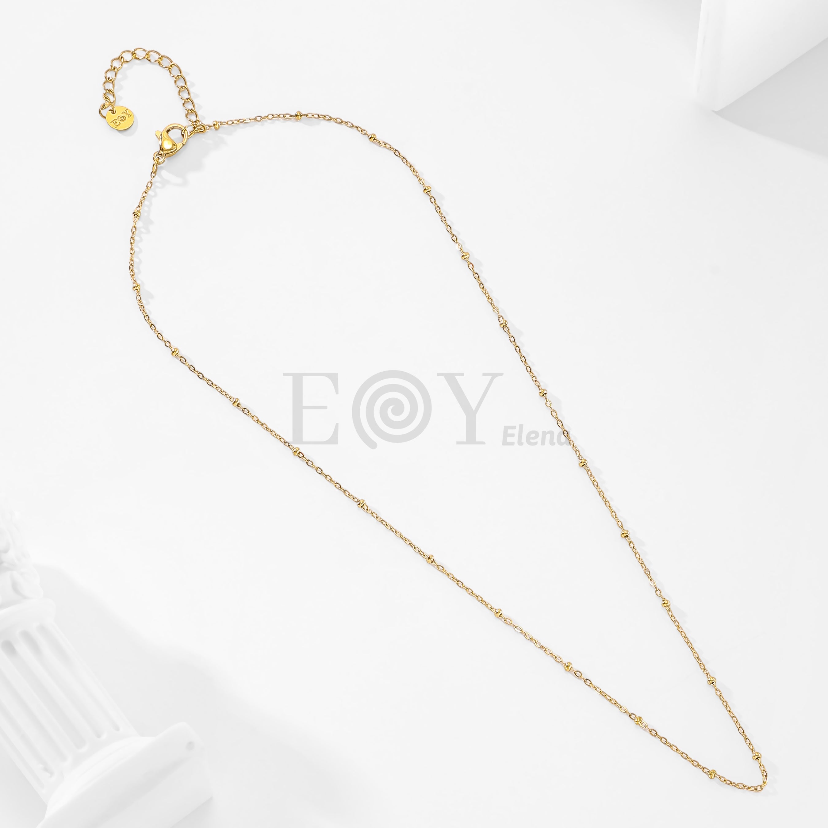 Cadena con bolitas doradas