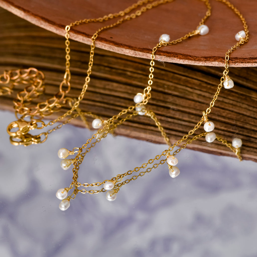 Collar con perlas colgantes