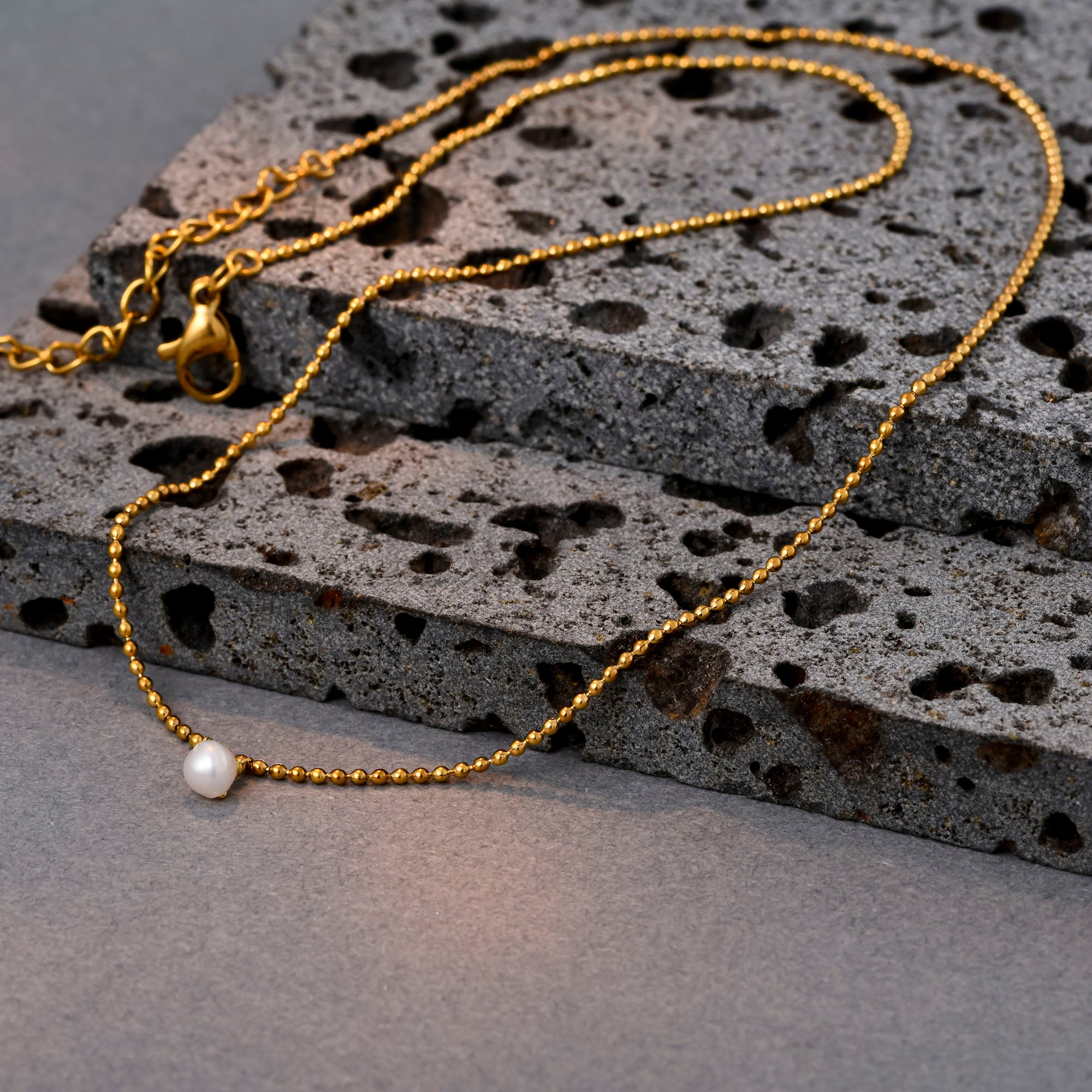 Collar con Perla Colgante de Acero
