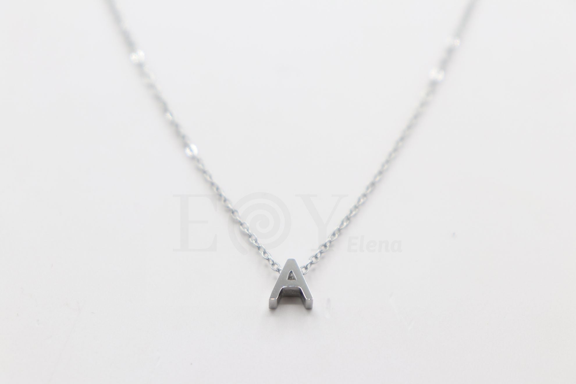 Collar de letra "A"