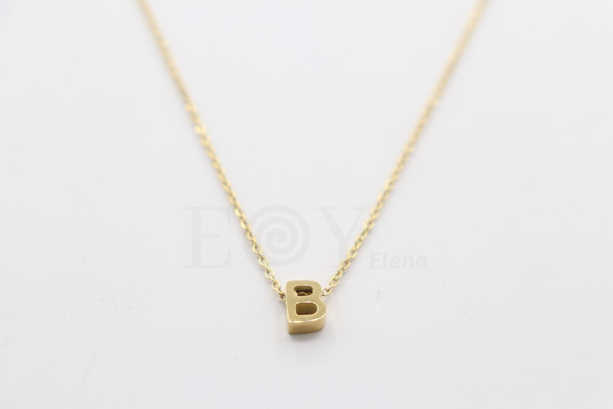 Collar de letra "B"