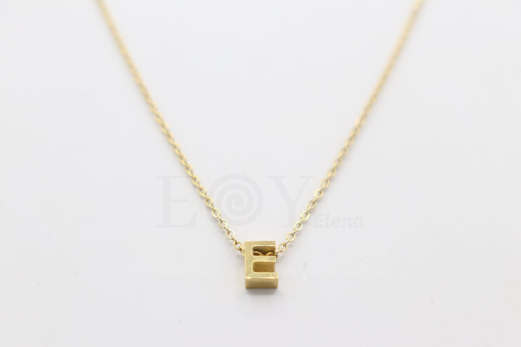 Collar de letra "E"