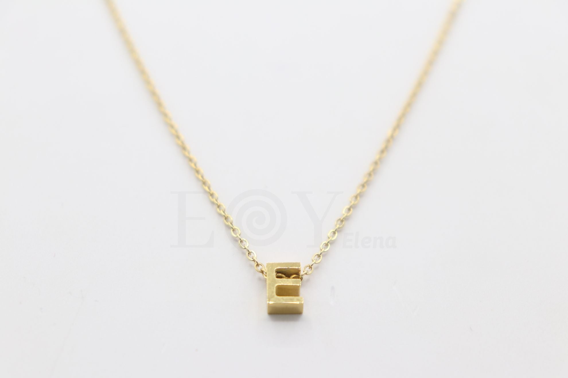 Collar de letra "E"