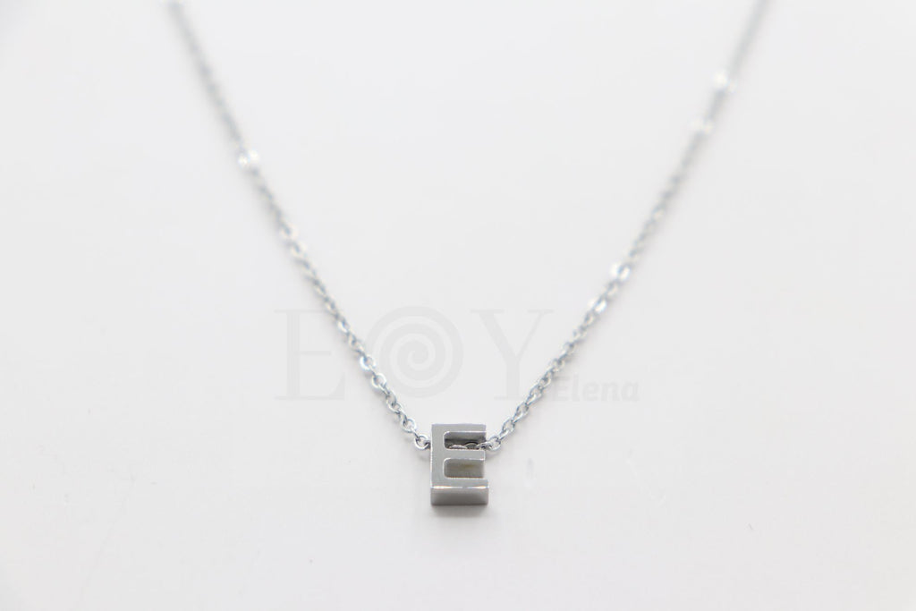 Collar de letra "E"