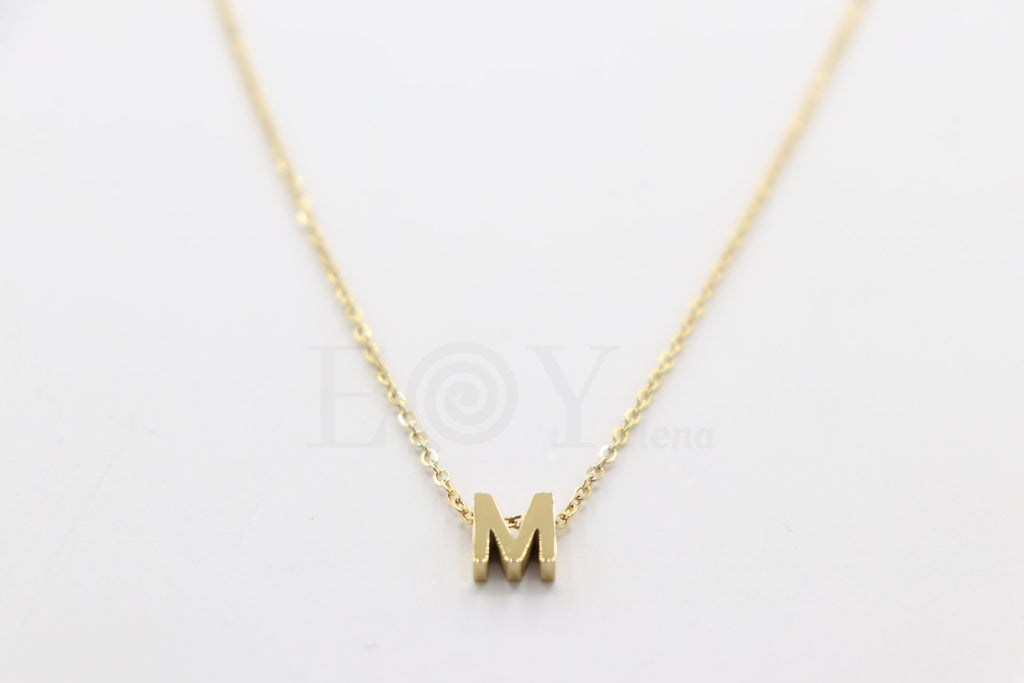 Collar de letra "M"