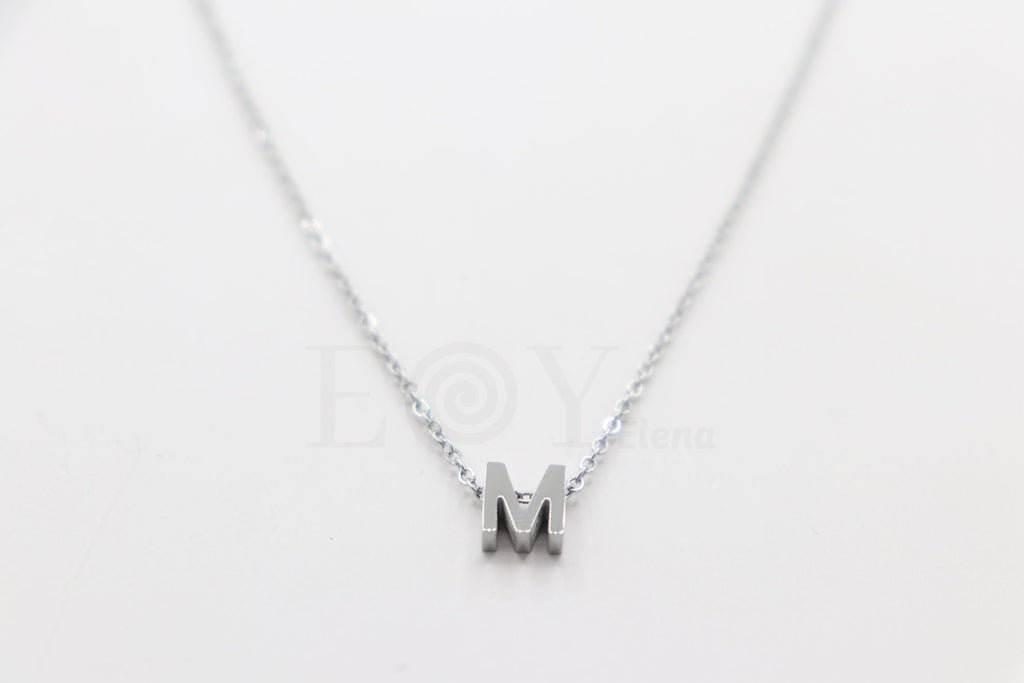 Collar de letra "M"