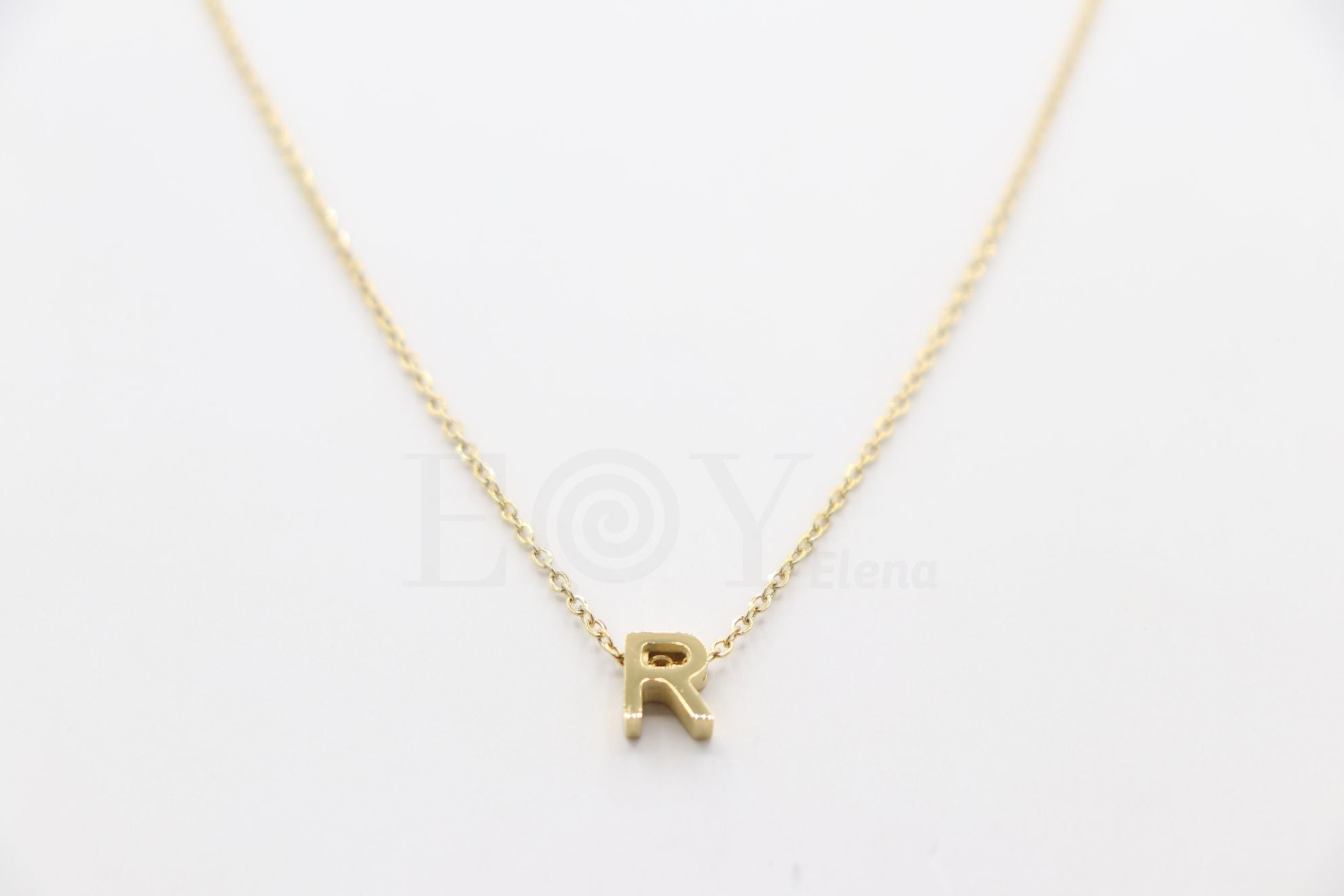 Collar de letra "R"