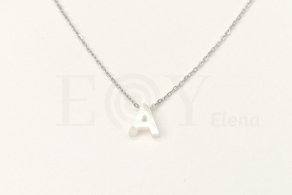 Collar de nácar letra "A"