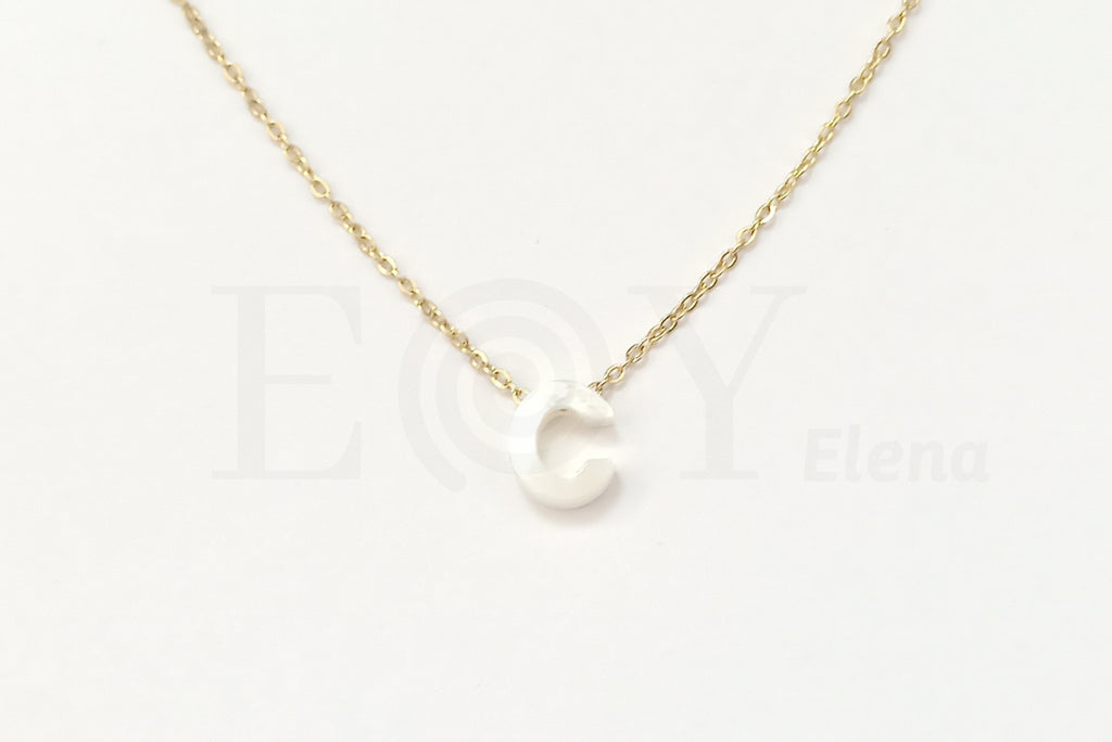 Collar de nácar letra "C"