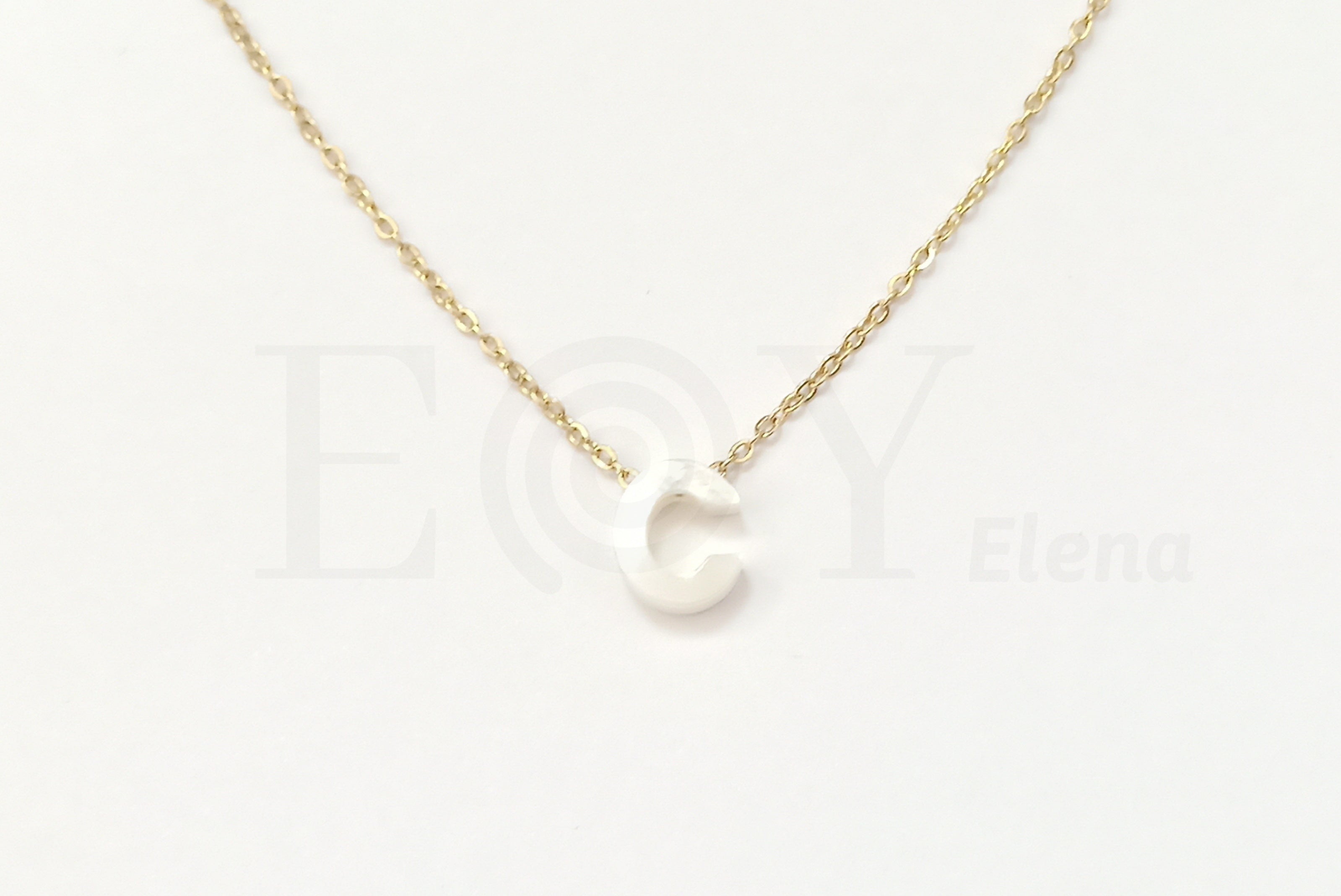 Collar de nácar letra "C"