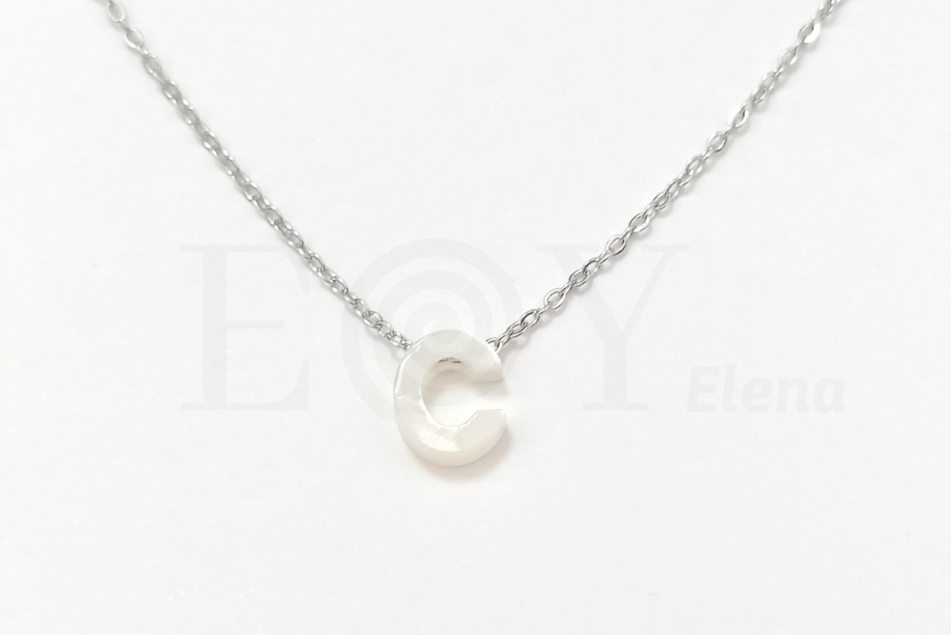 Collar de nácar letra "C"