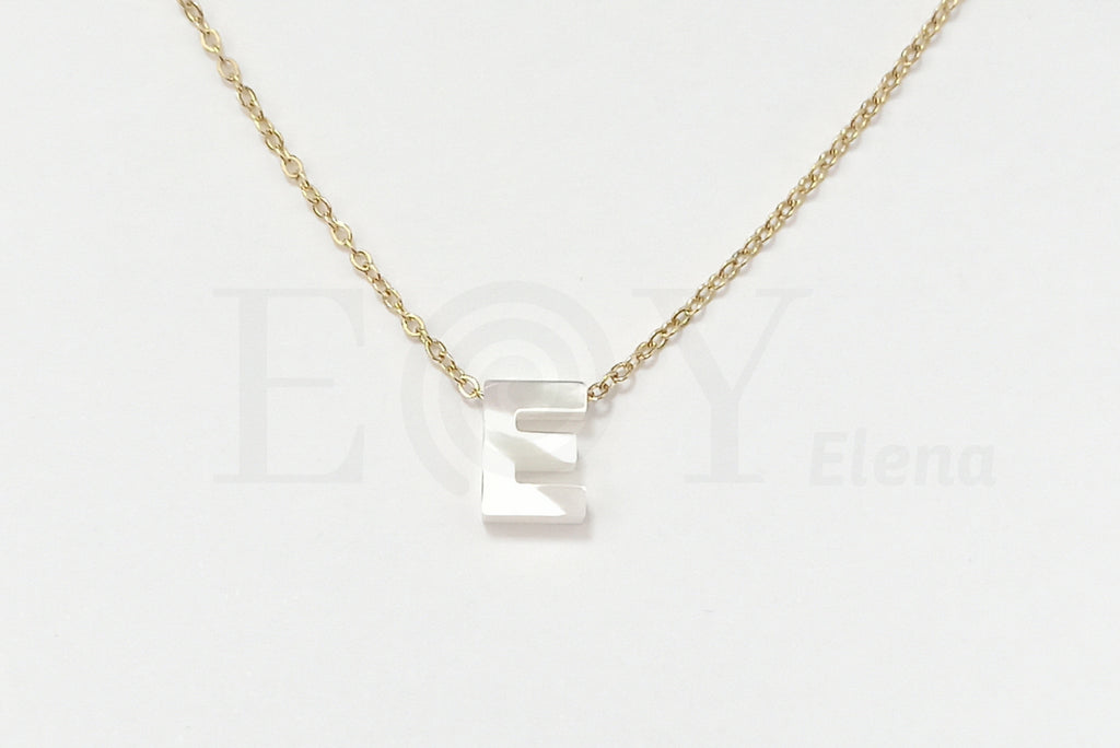 Collar de nácar letra "E"