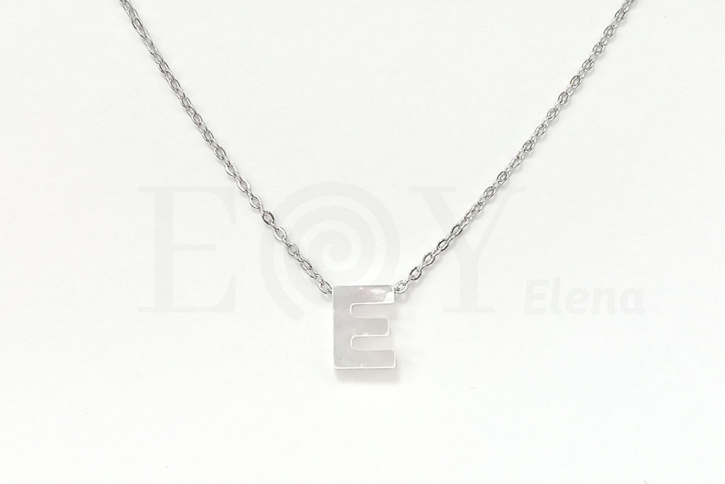 Collar de nácar letra "E"