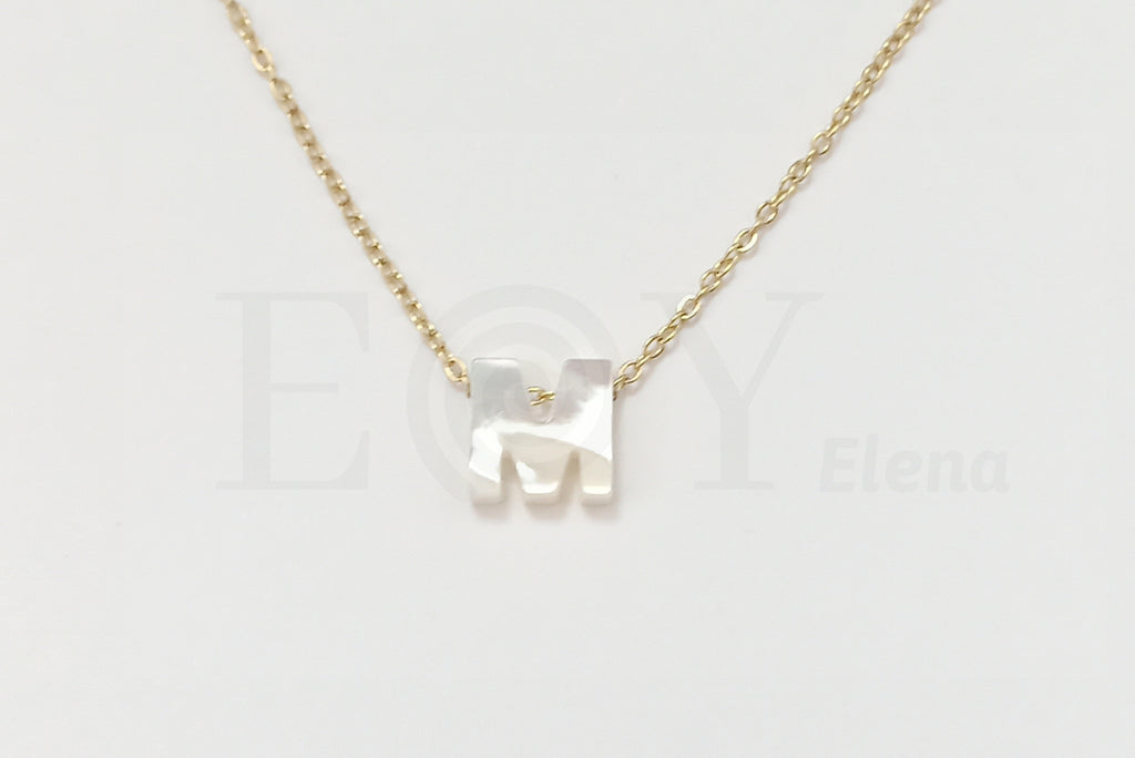 Collar de nácar letra "M"