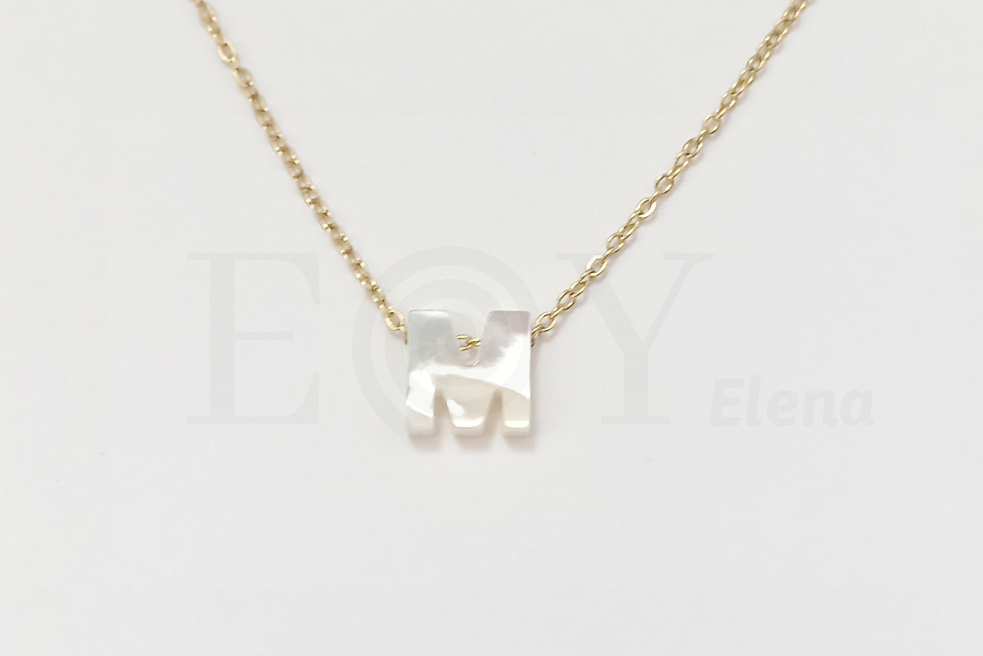 Collar de nácar letra "M"