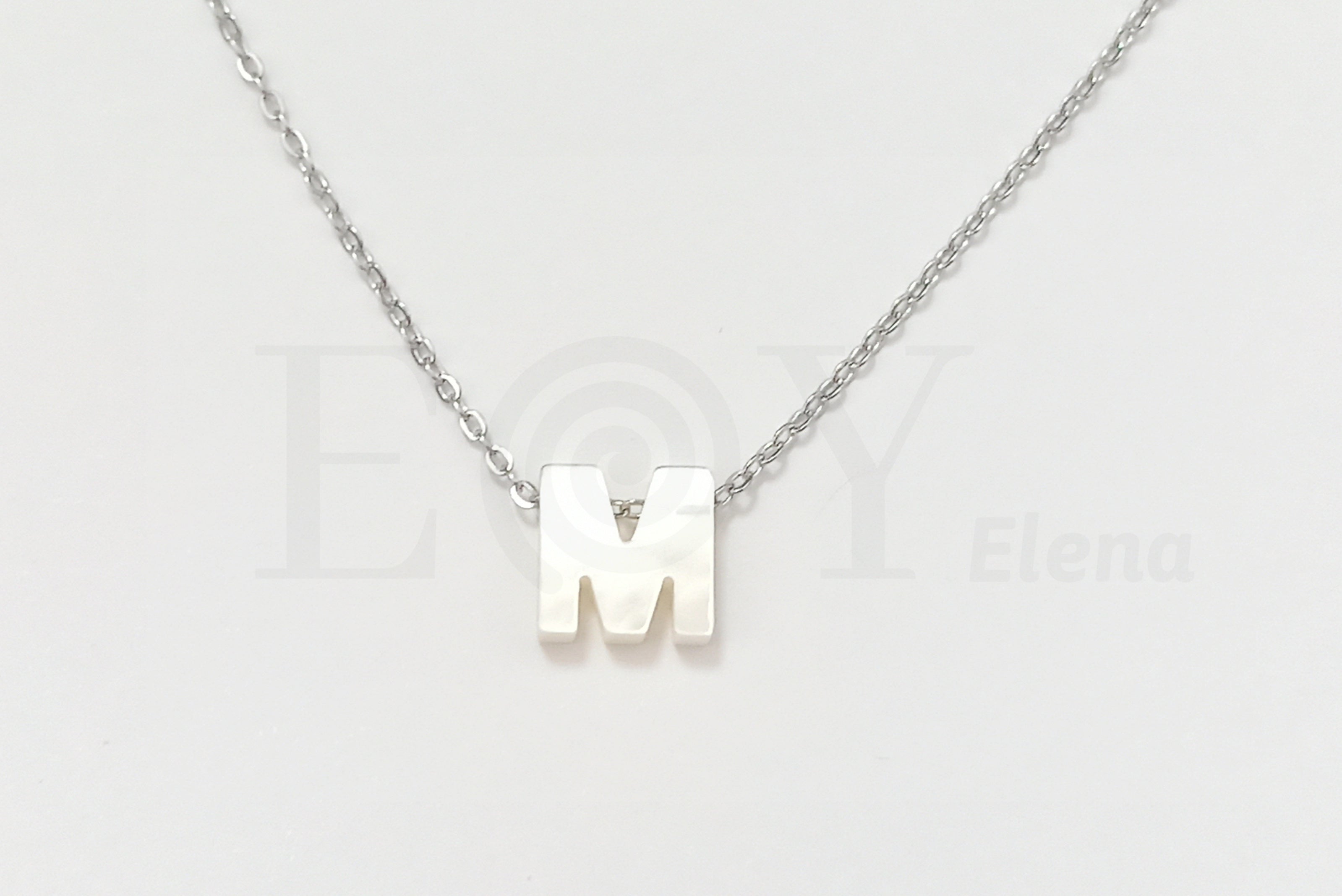 Collar de nácar letra "M"
