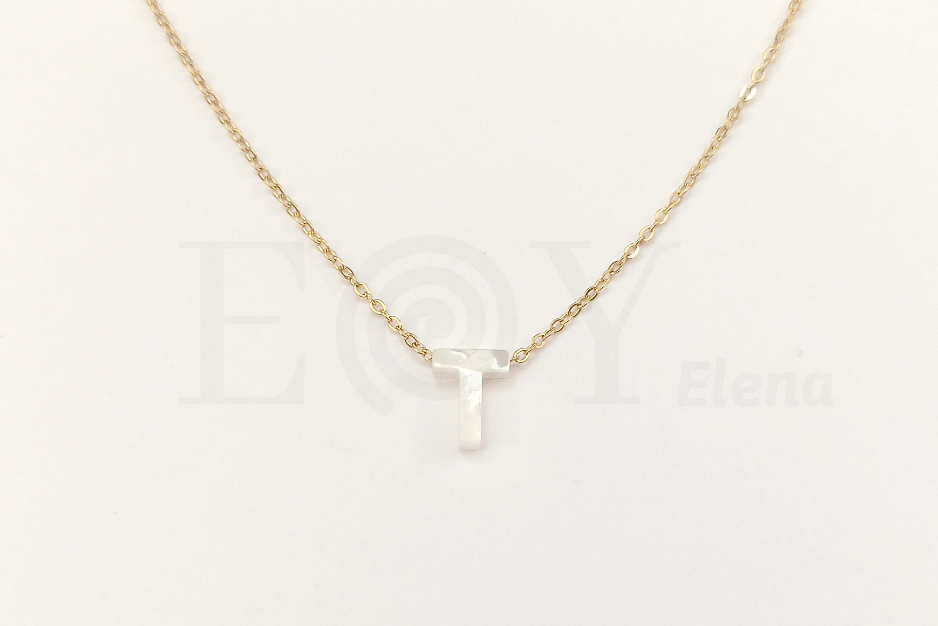 Collar de nácar letra "T"
